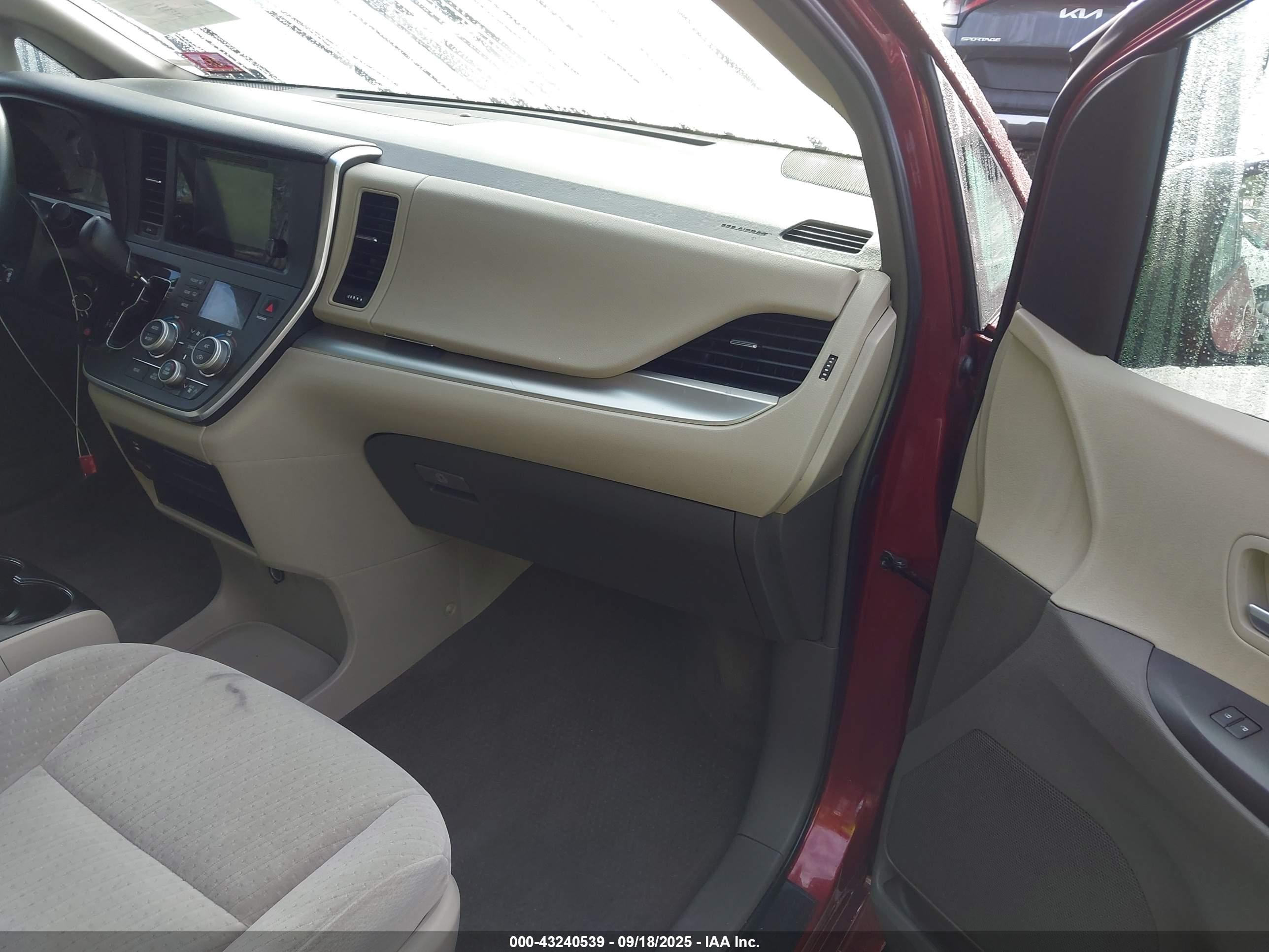 TOYOTA SIENNA image 5
