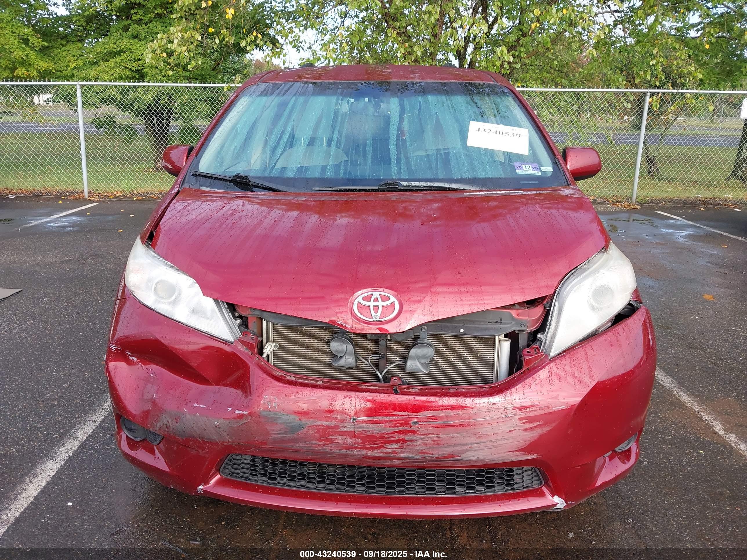 TOYOTA SIENNA image 6