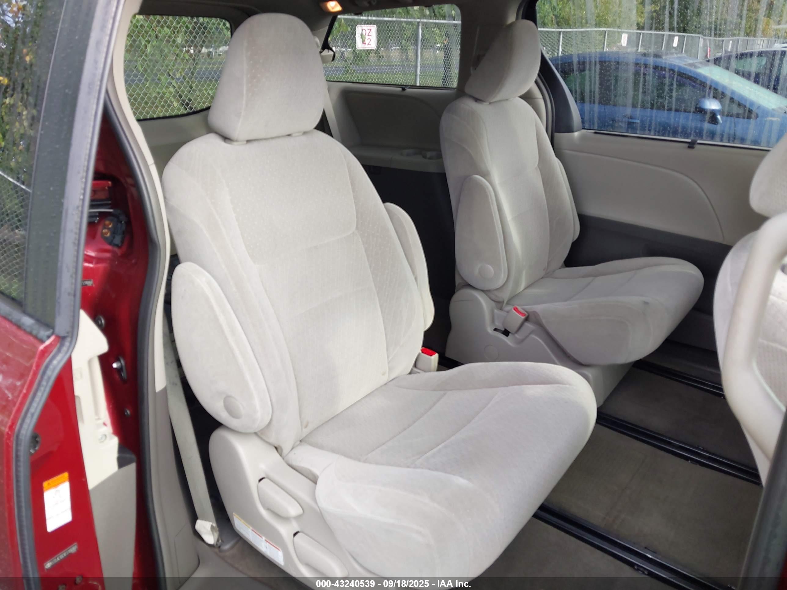 TOYOTA SIENNA image 8
