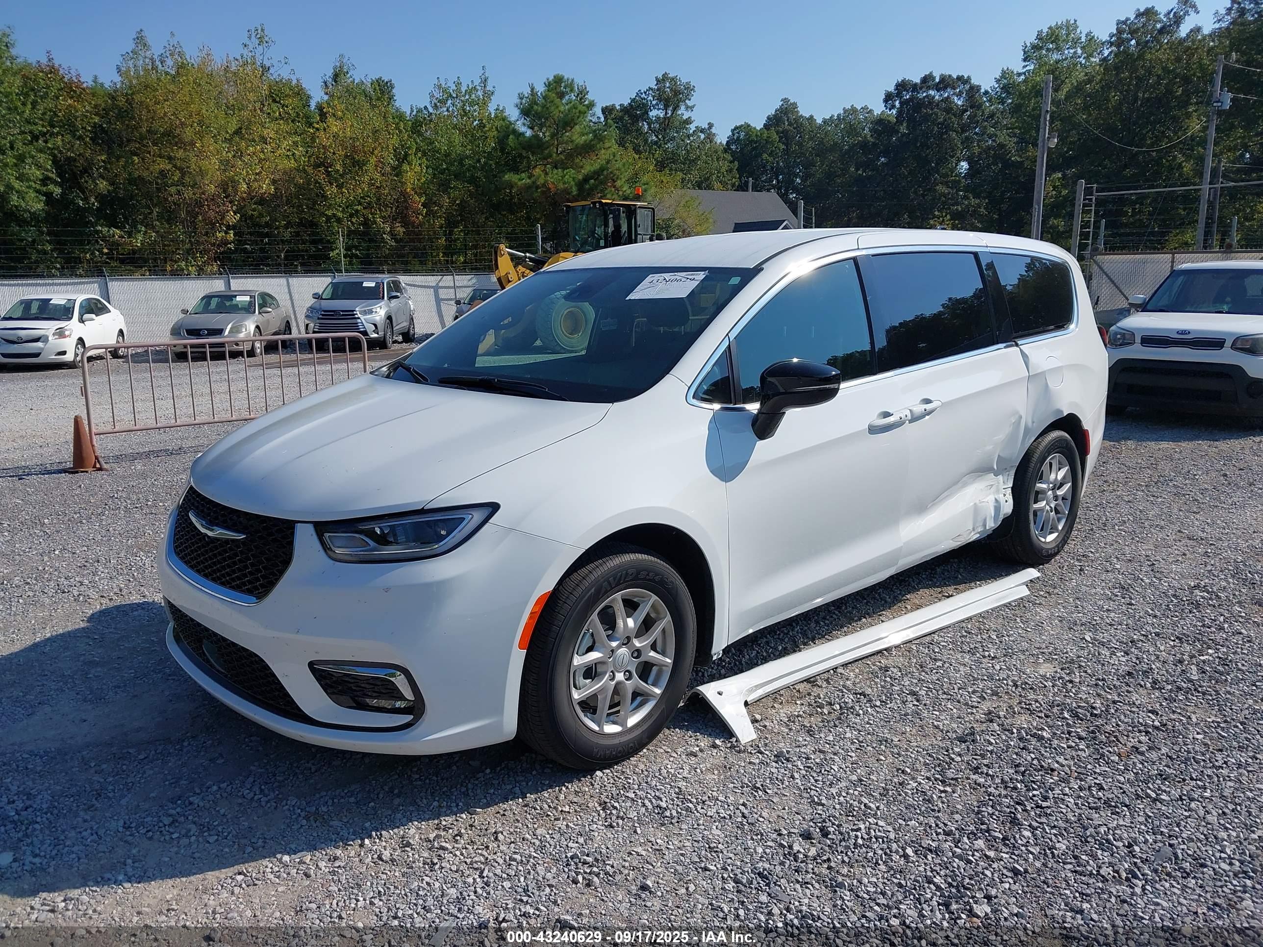 CHRYSLER PACIFICA image 2