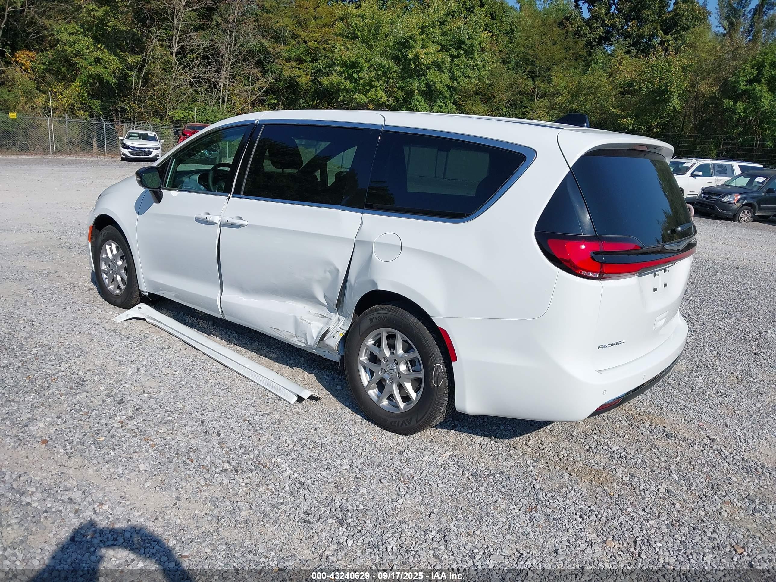 CHRYSLER PACIFICA image 3
