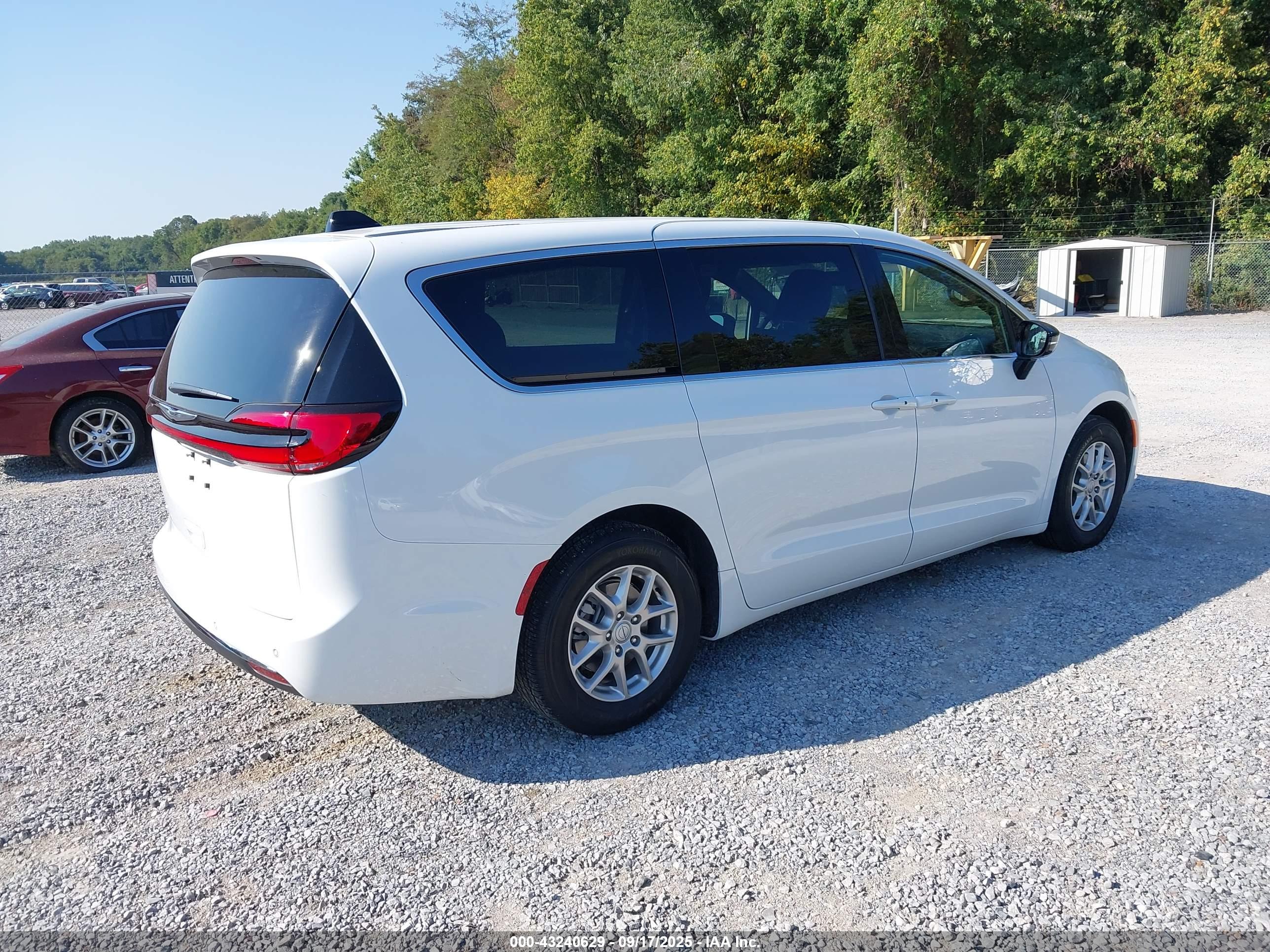 CHRYSLER PACIFICA image 4