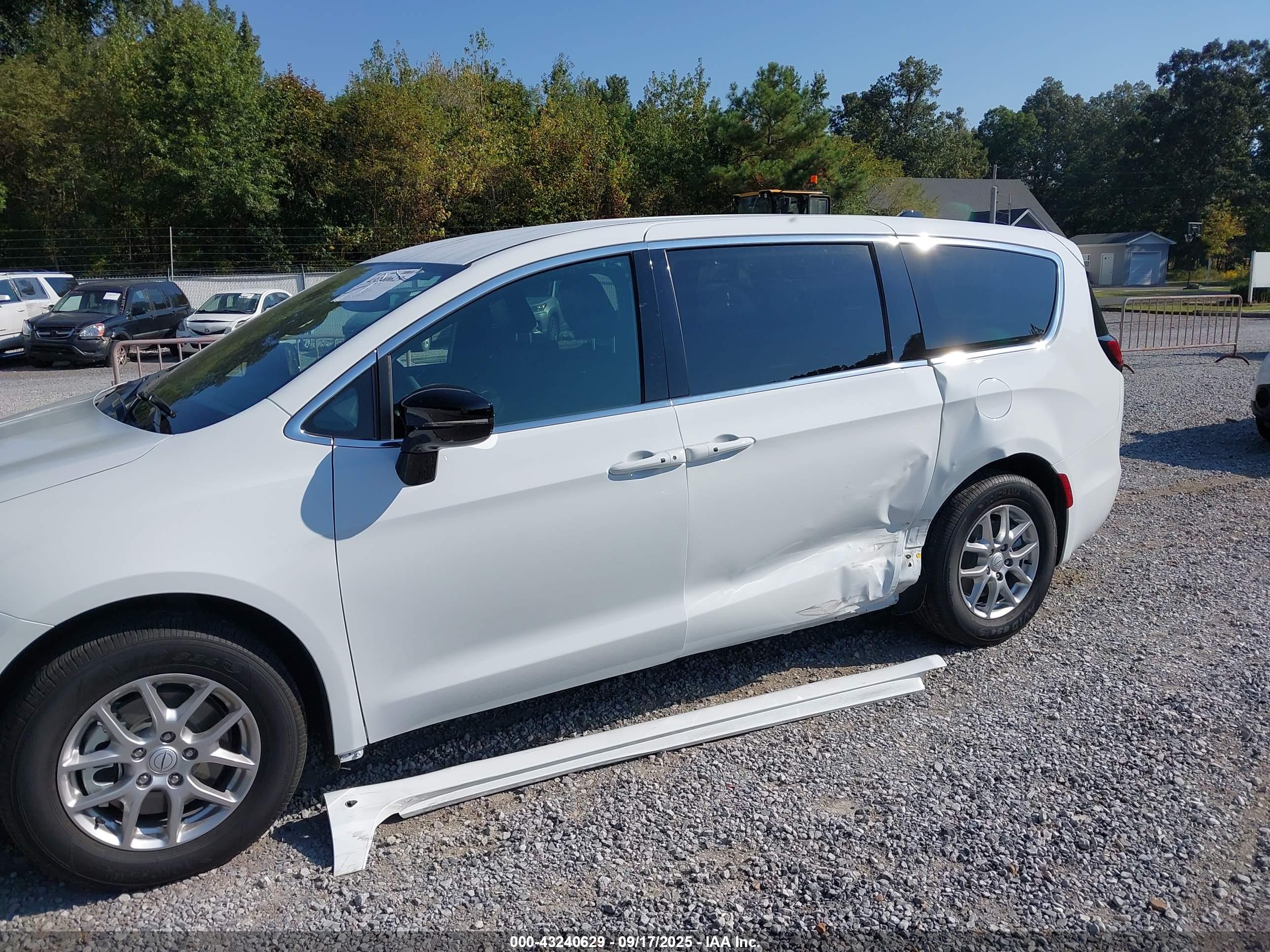 CHRYSLER PACIFICA image 6