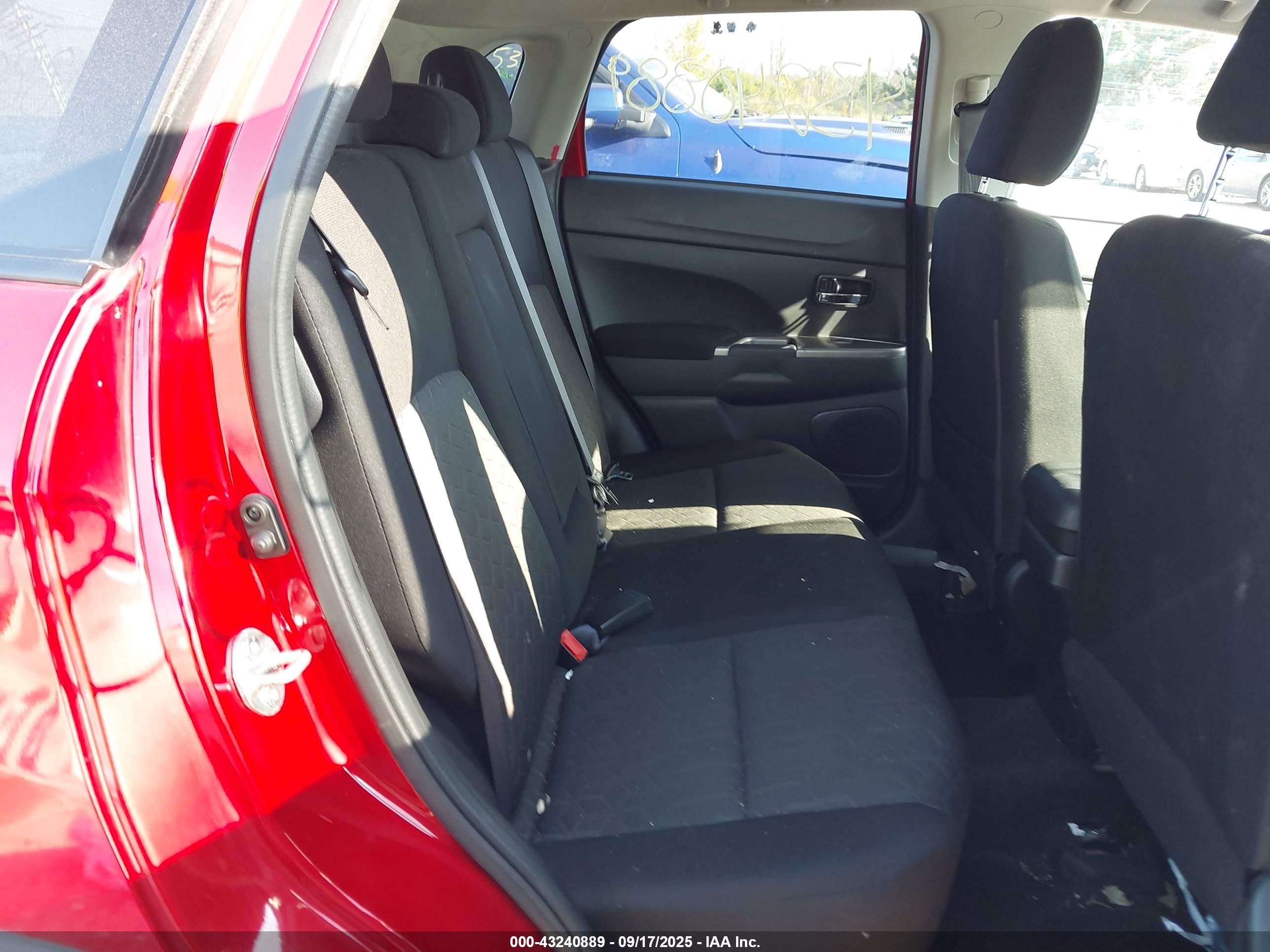 MITSUBISHI OUTLANDER image 8