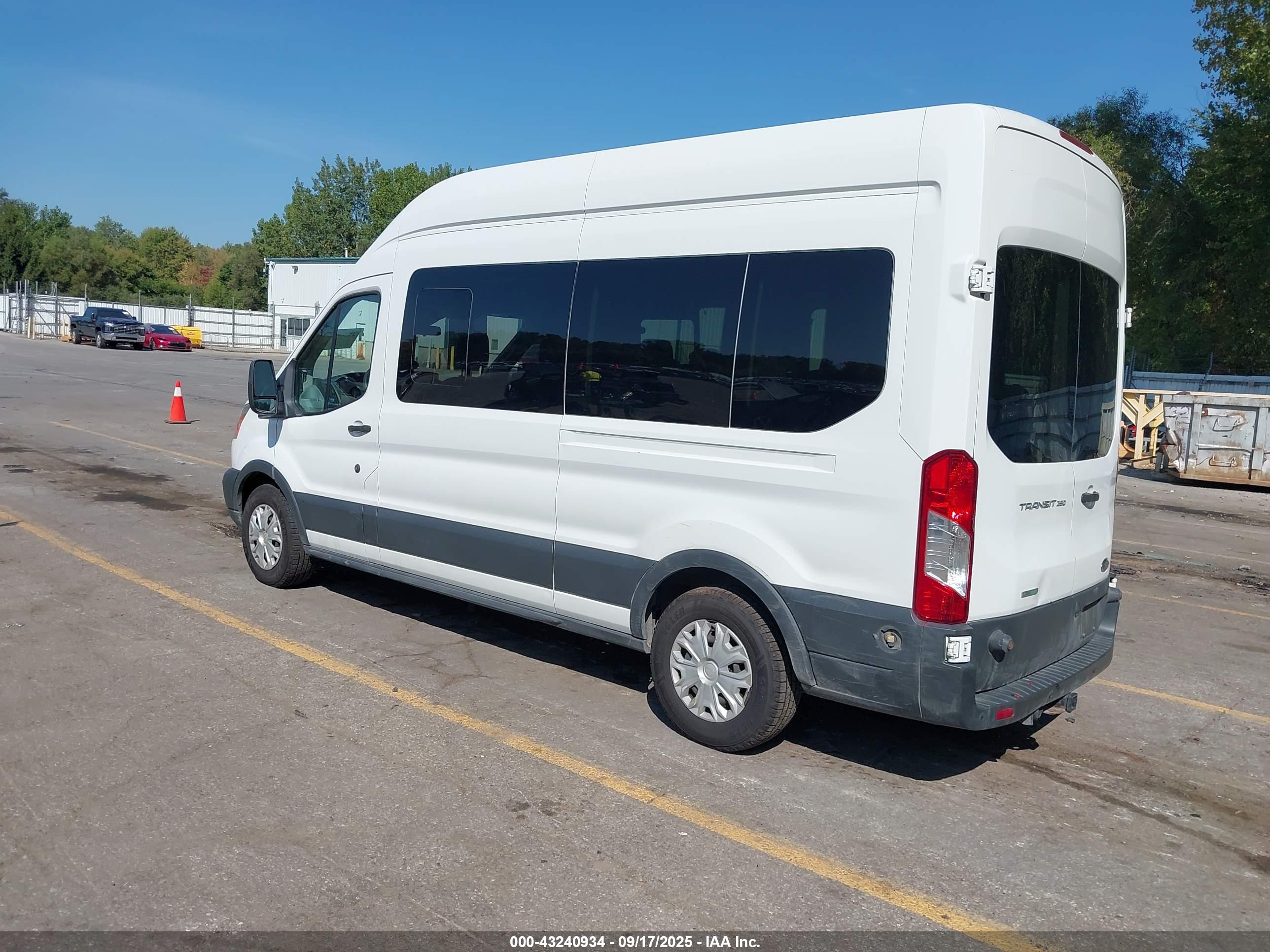 FORD TRANSIT-350 image 3