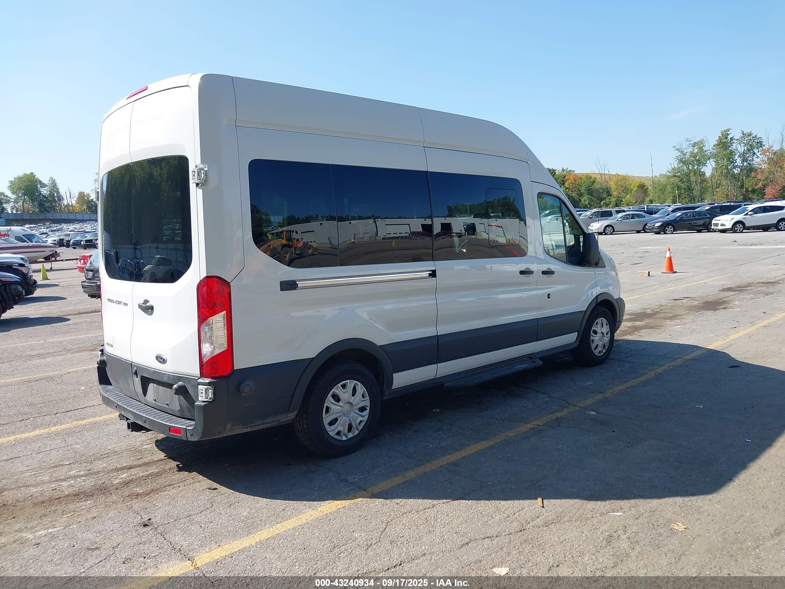 FORD TRANSIT-350 image 4