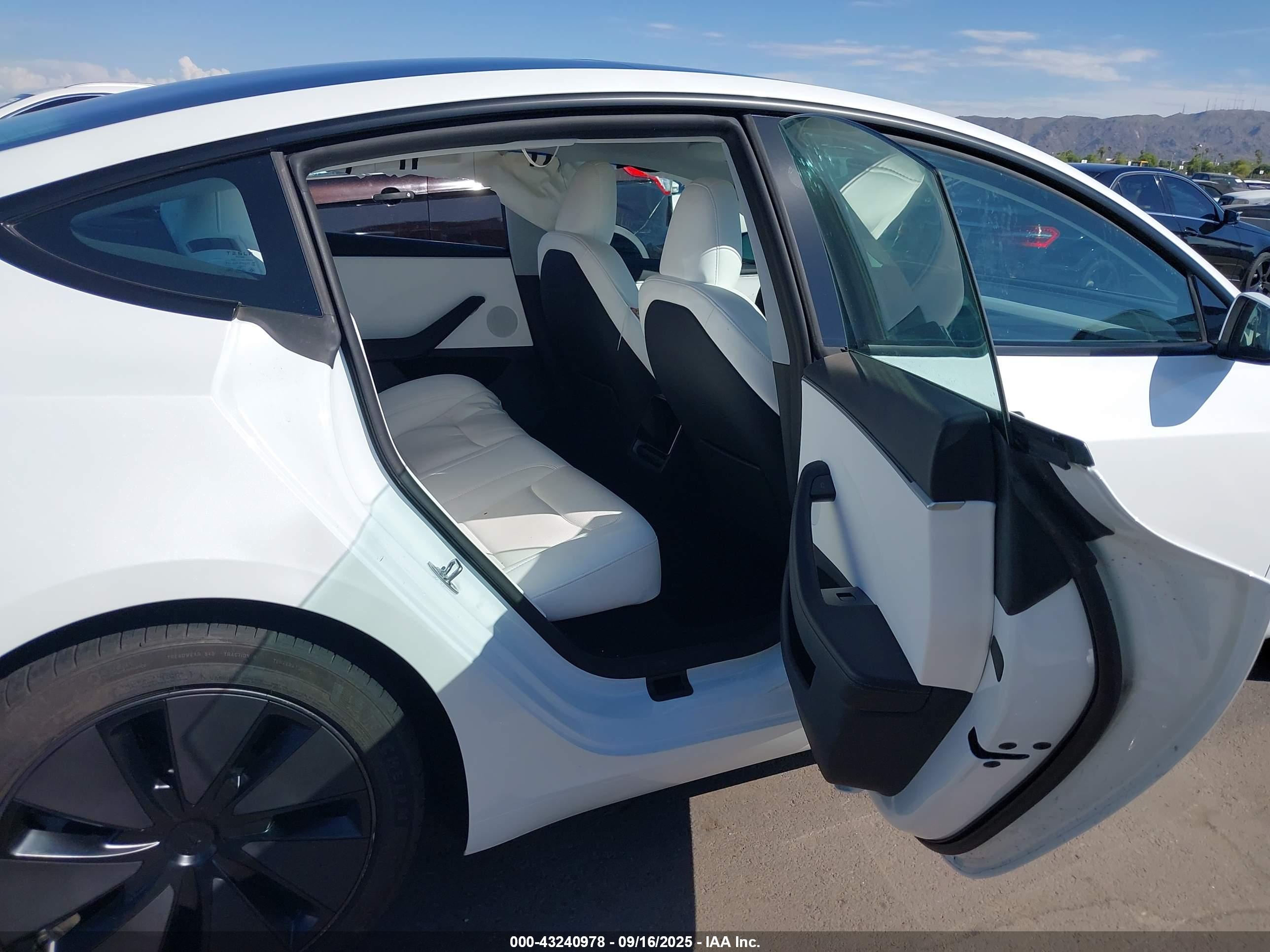 TESLA MODEL image 8