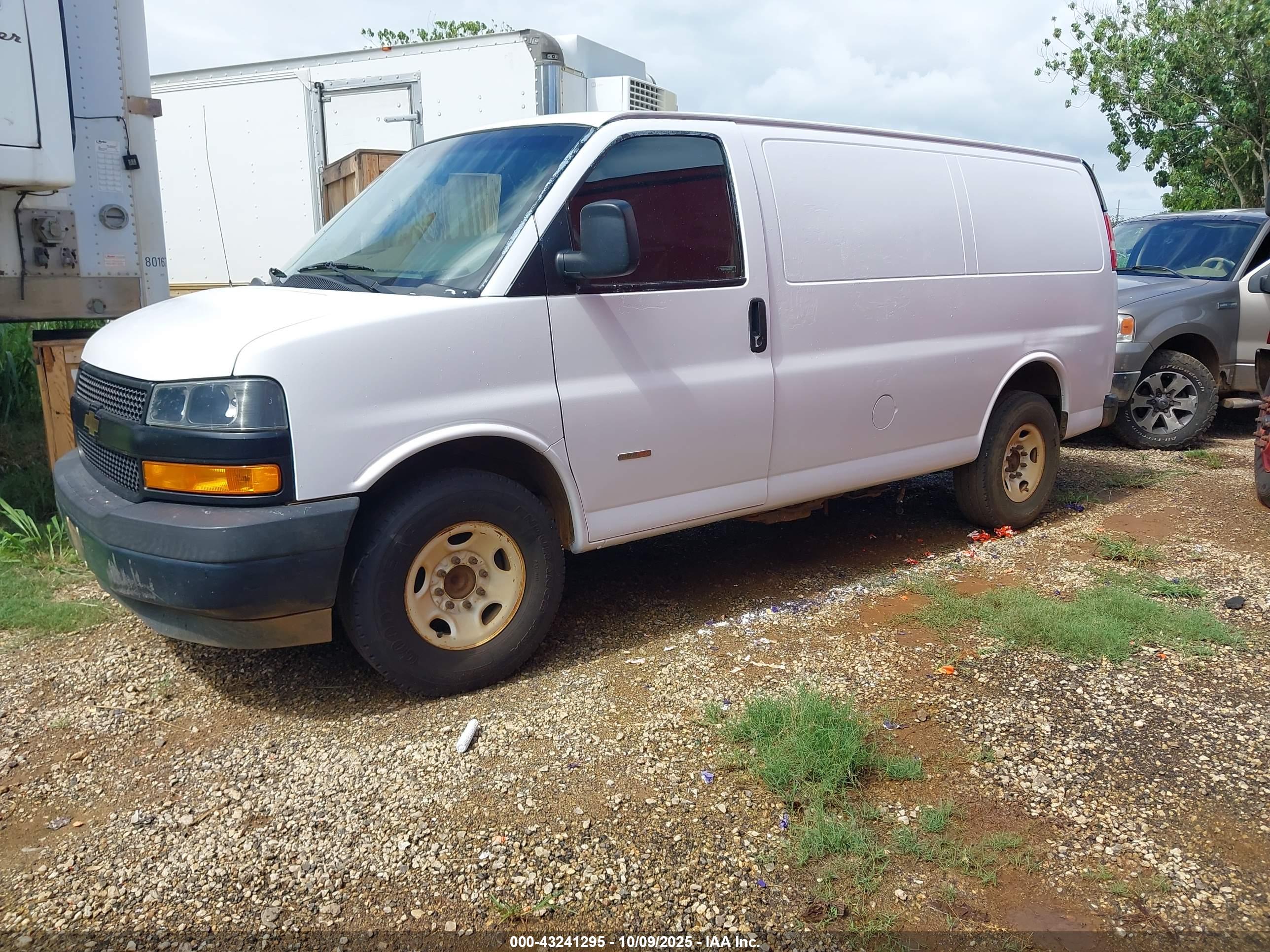 CHEVROLET EXPRESS image 2