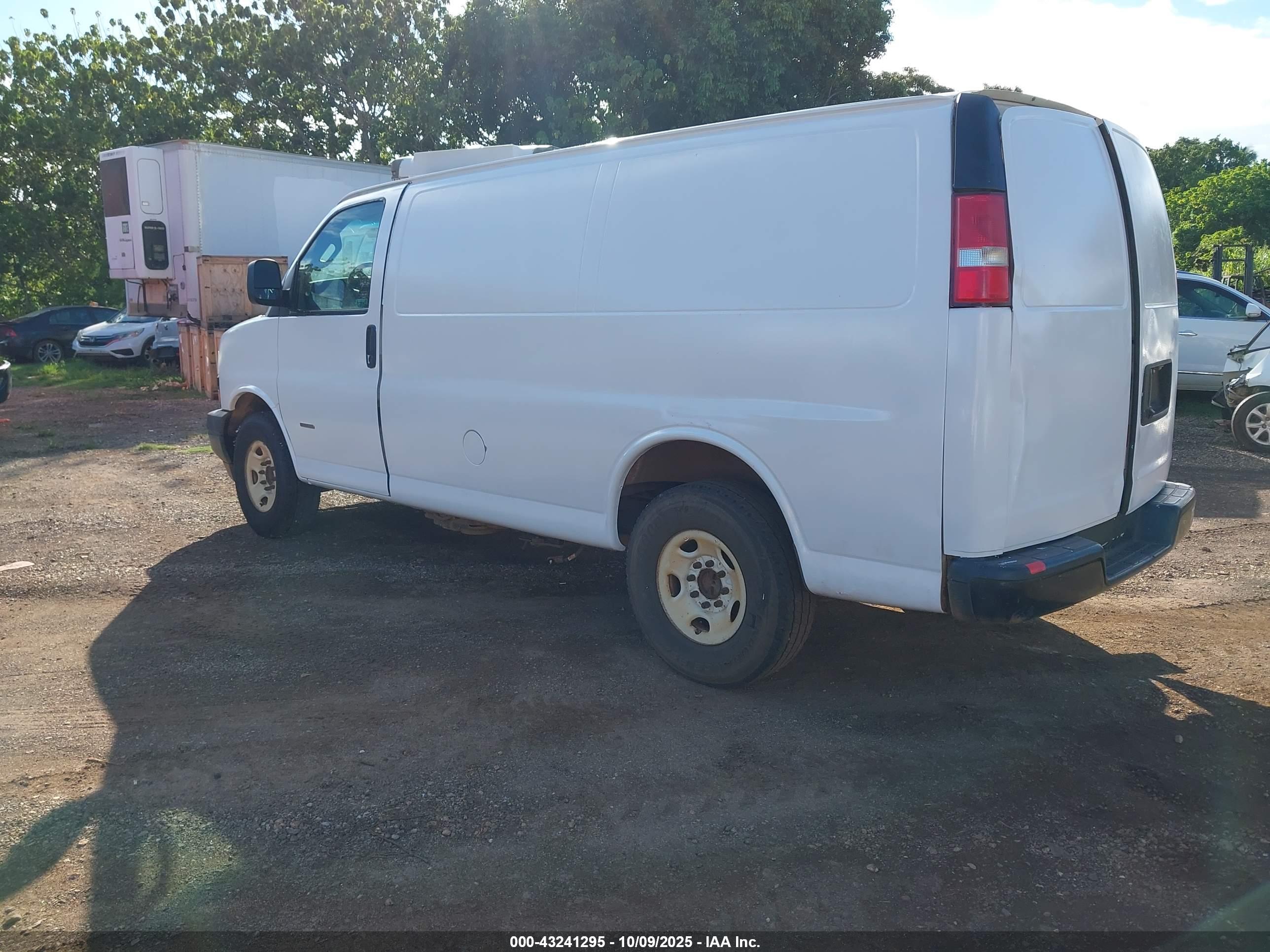 CHEVROLET EXPRESS image 3