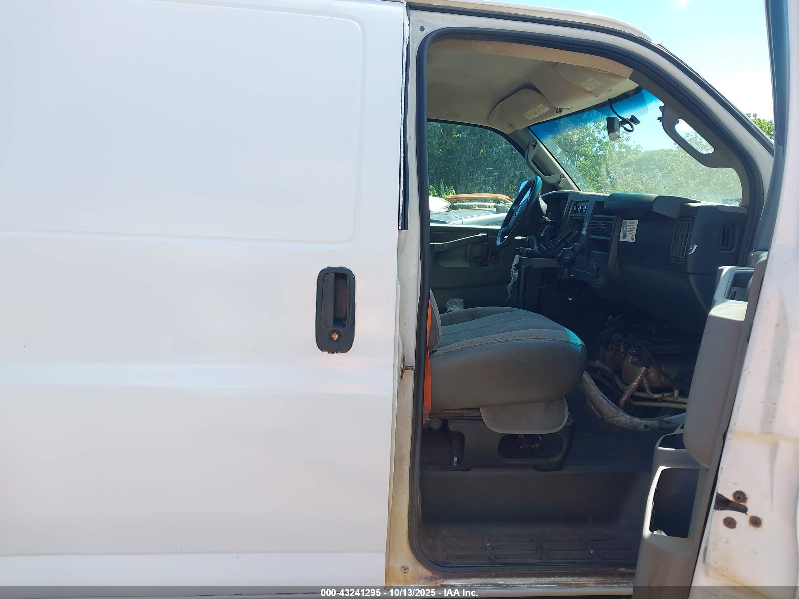 CHEVROLET EXPRESS image 5
