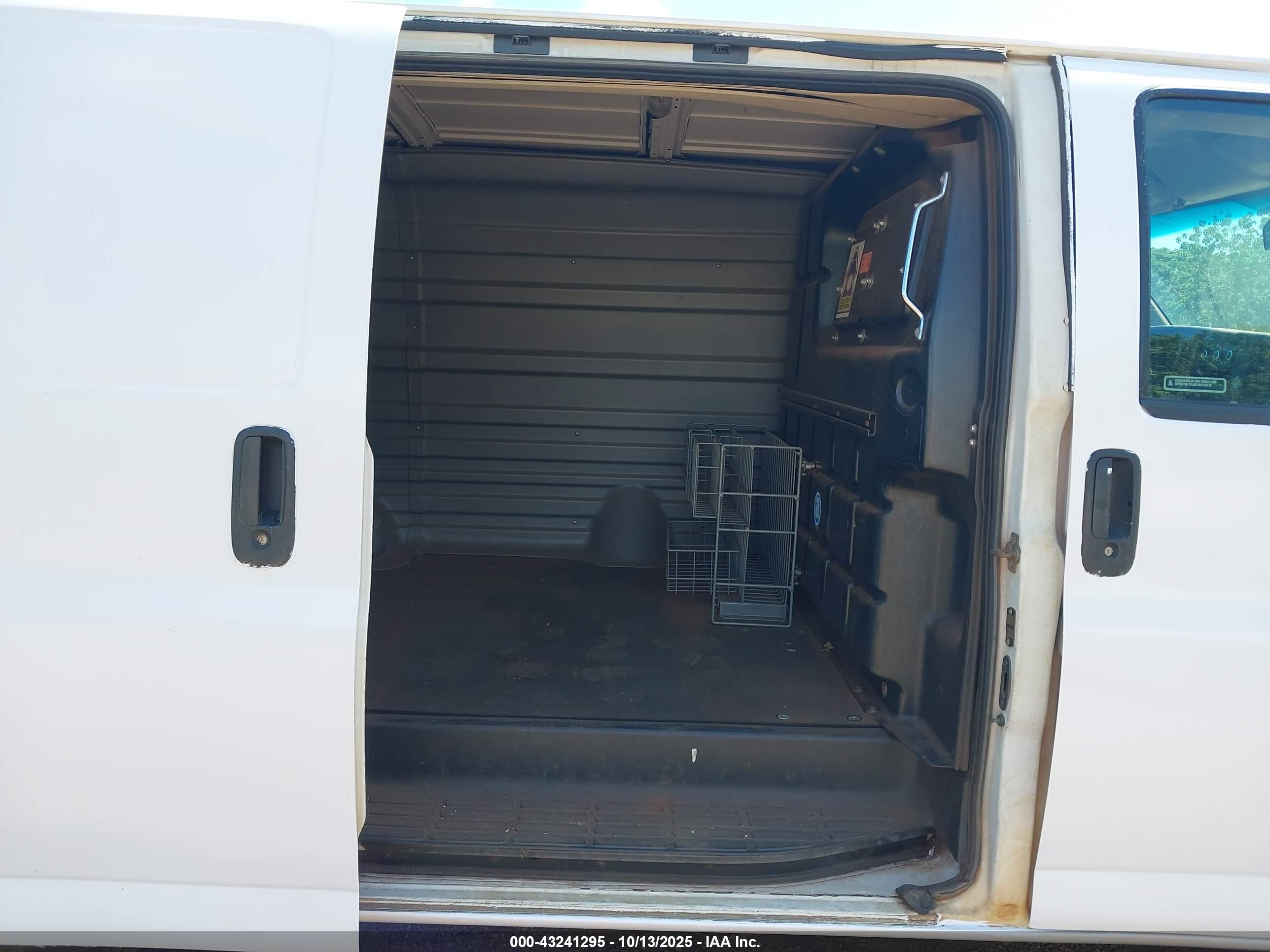 CHEVROLET EXPRESS image 8