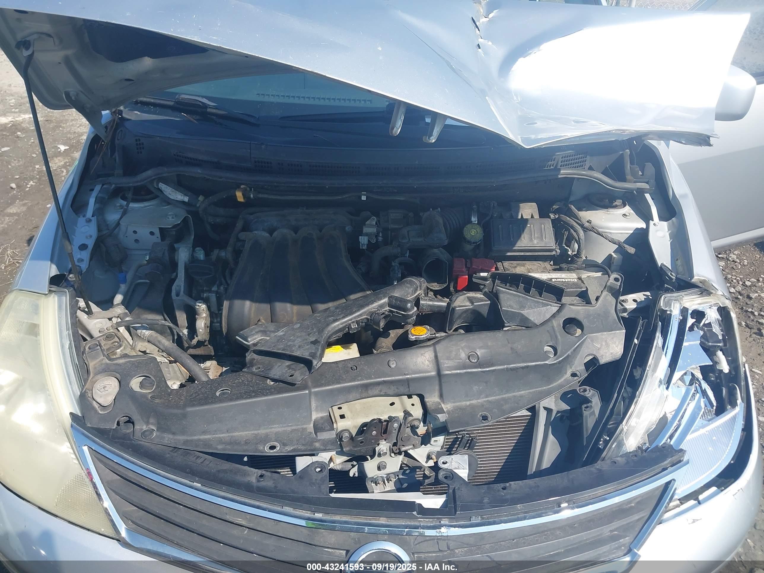 NISSAN VERSA image 10