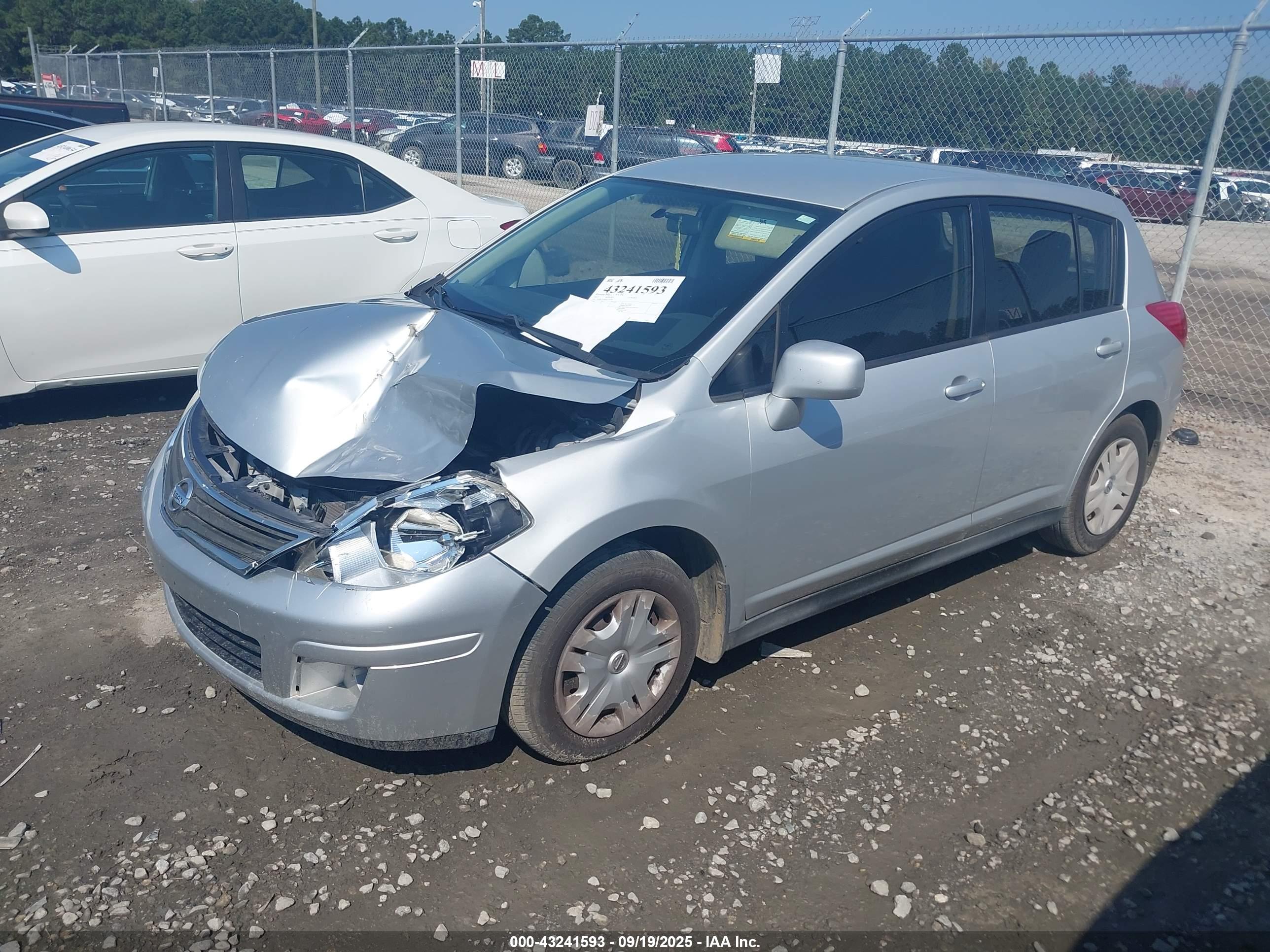 NISSAN VERSA image 2