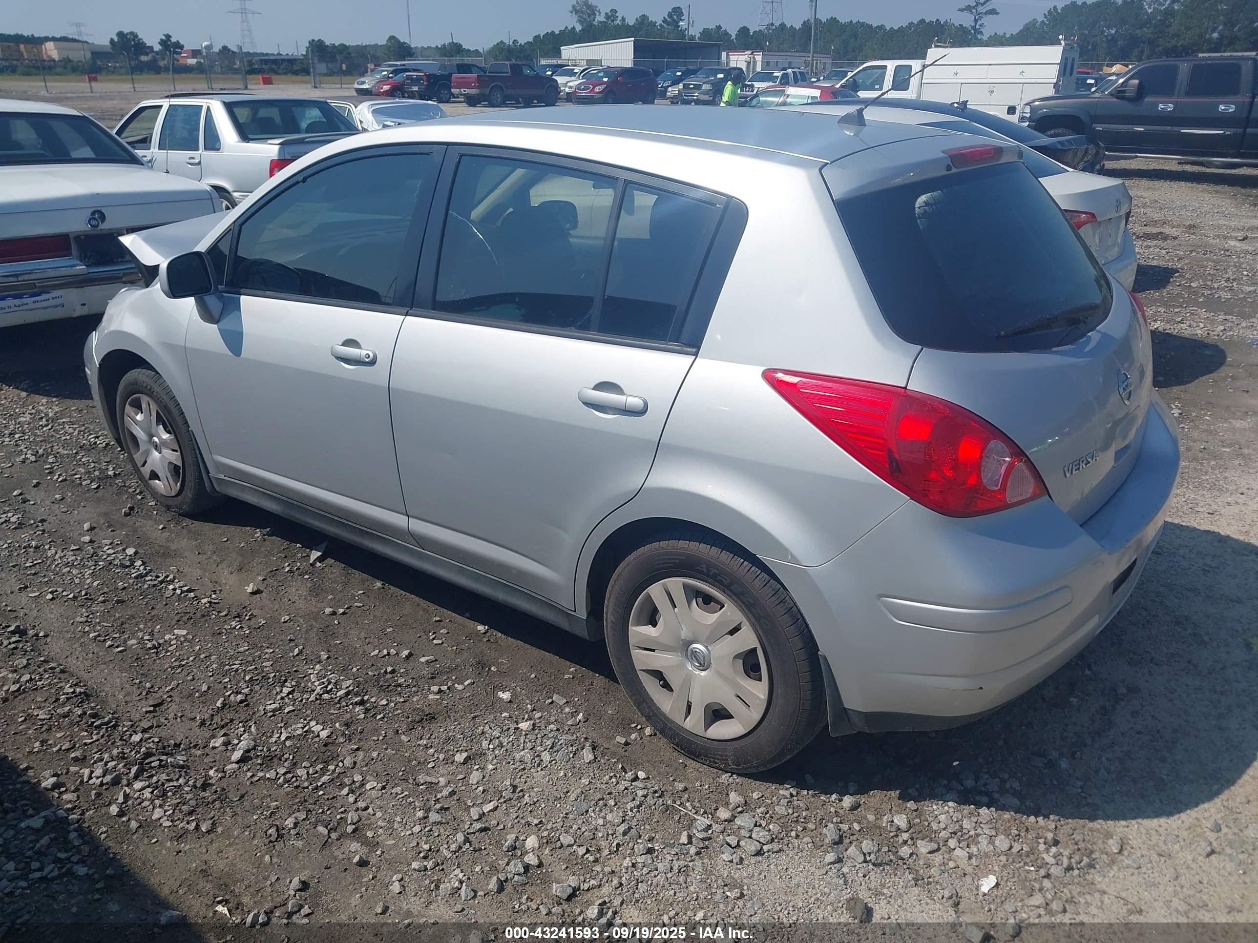 NISSAN VERSA image 3
