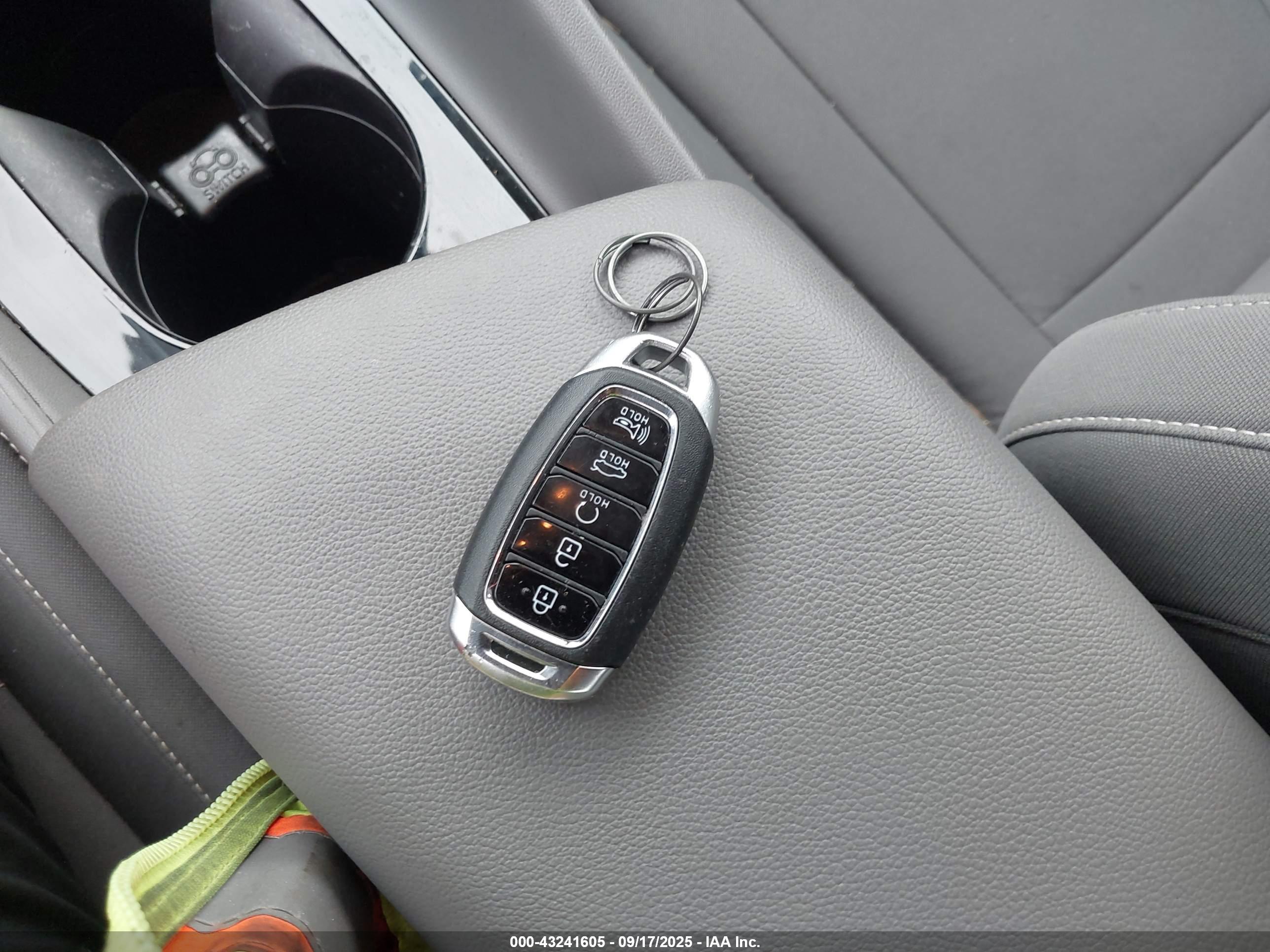 HYUNDAI ELANTRA image 11