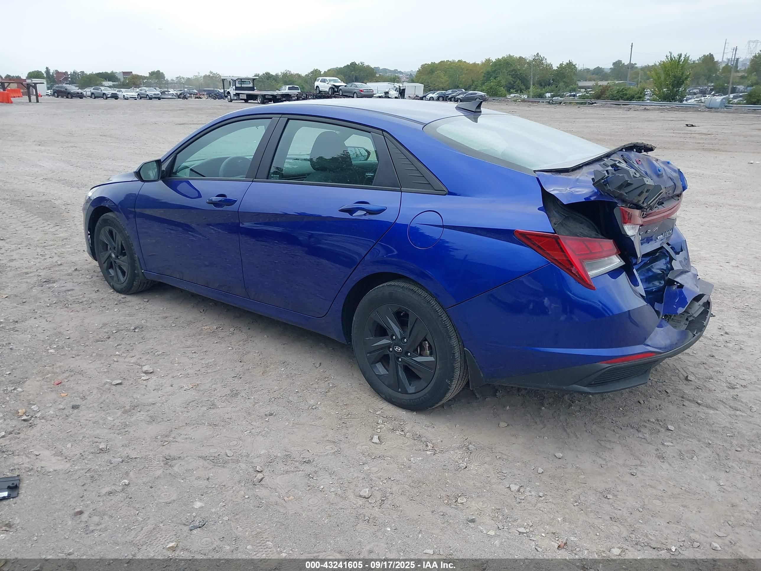 HYUNDAI ELANTRA image 3