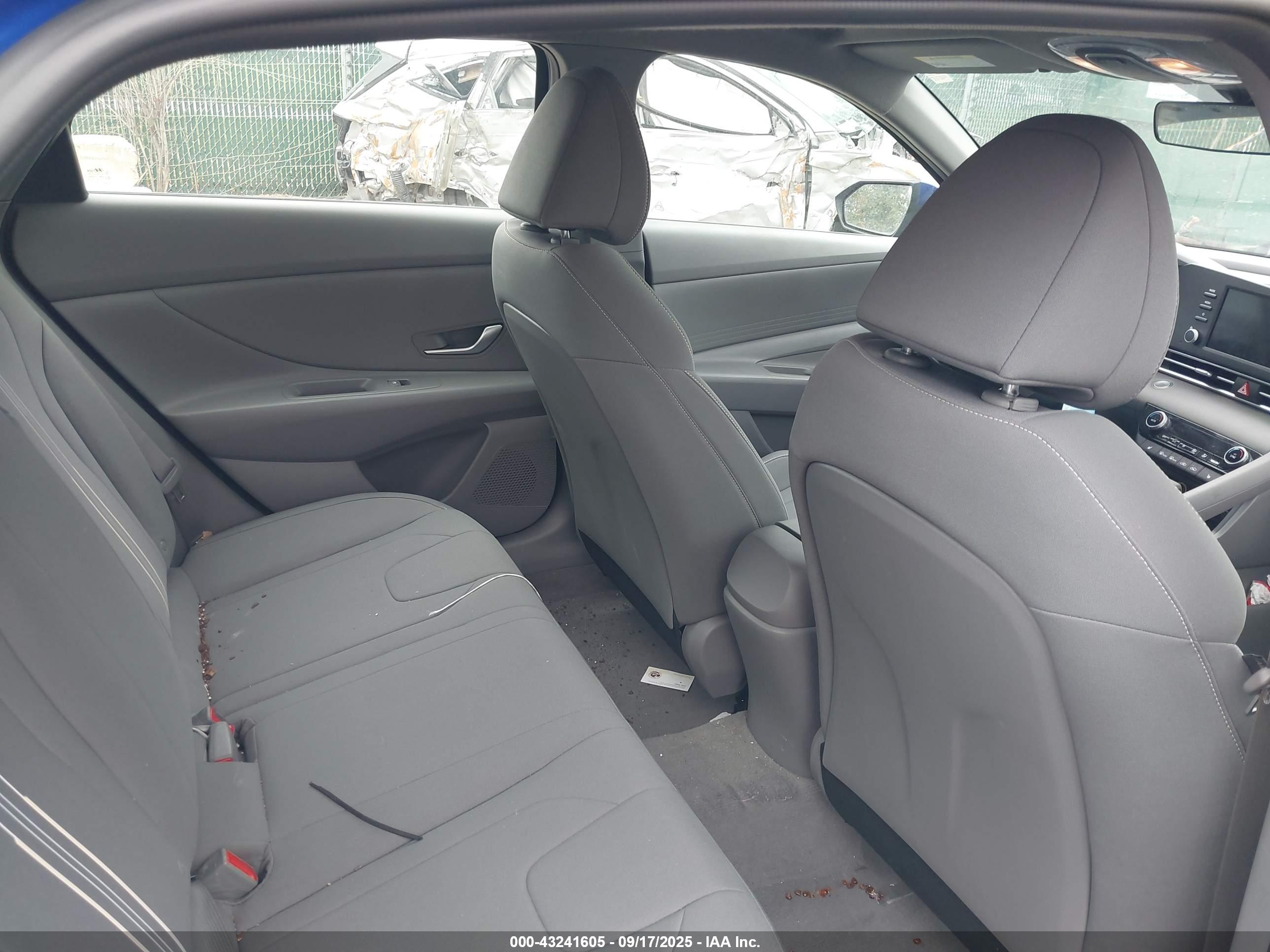 HYUNDAI ELANTRA image 8