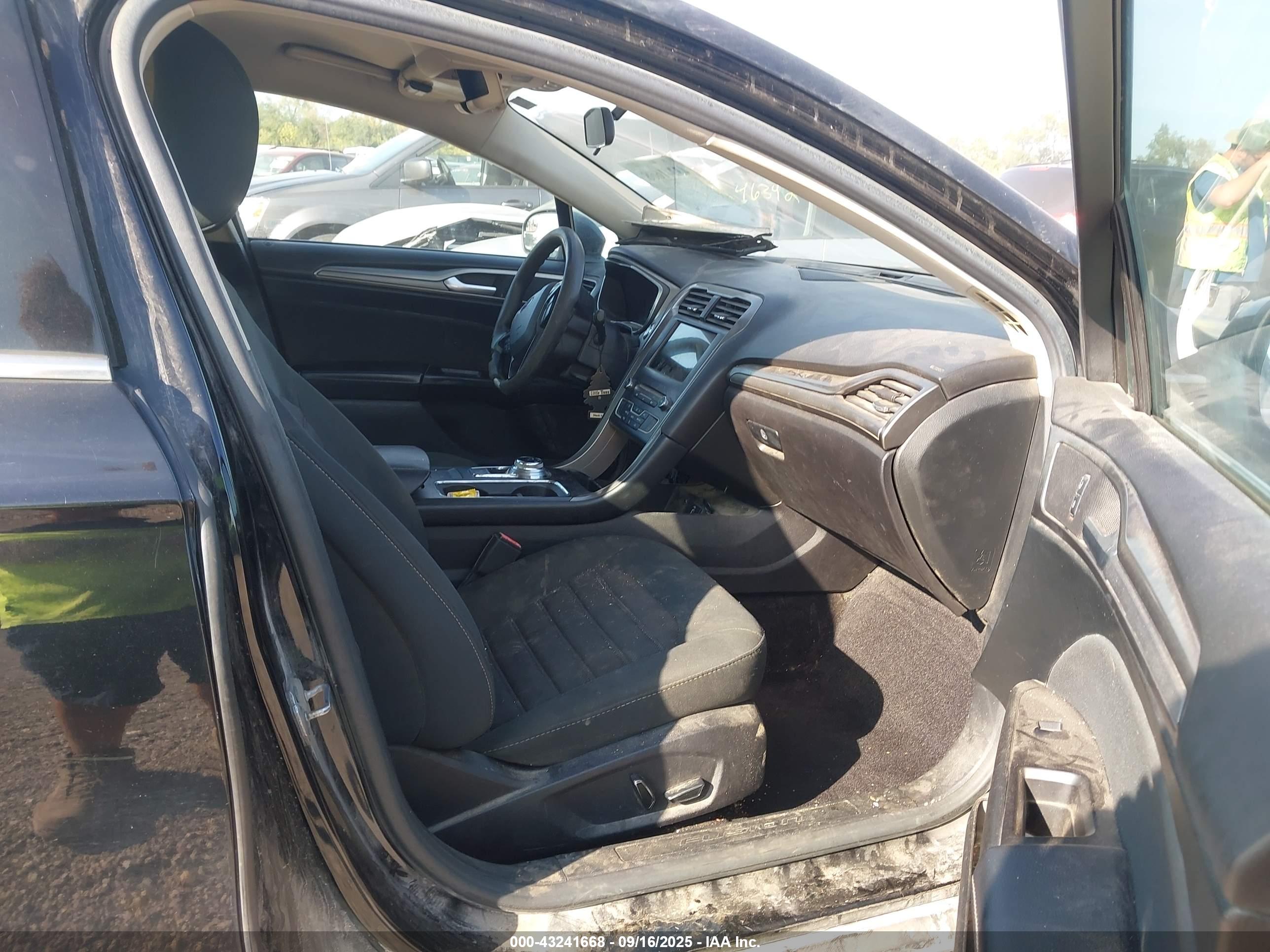 FORD FUSION image 5