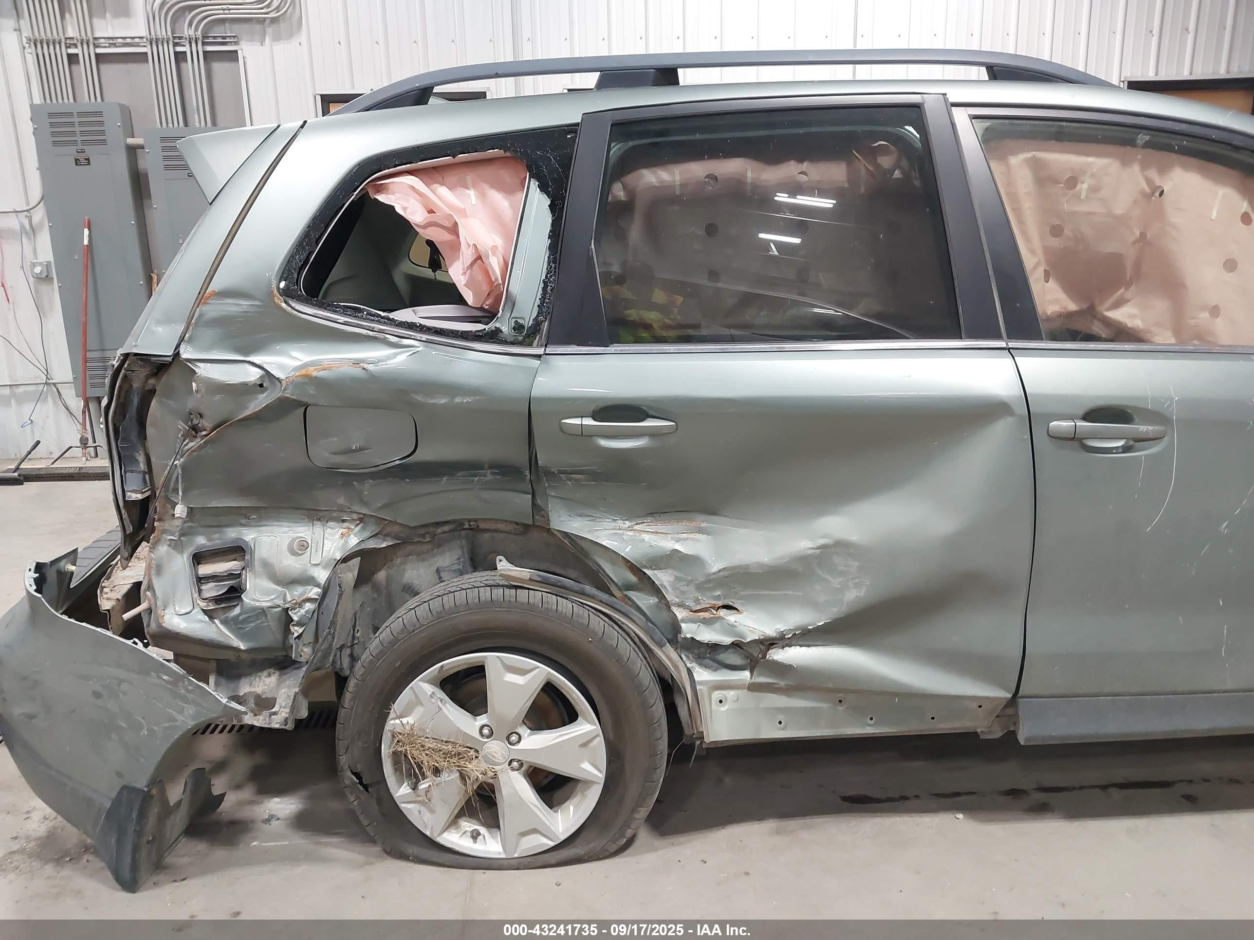 SUBARU FORESTER image 6
