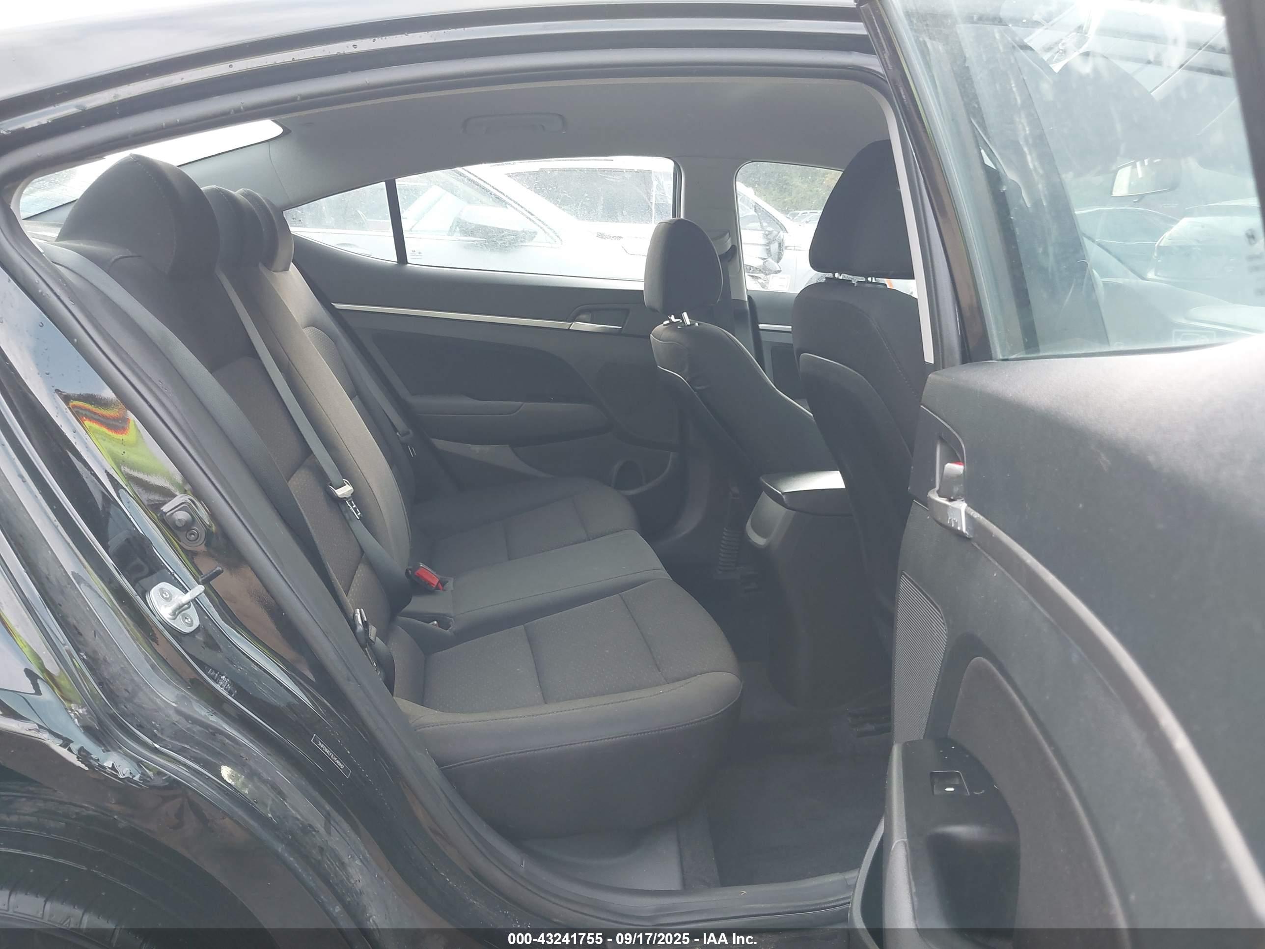 HYUNDAI ELANTRA image 8