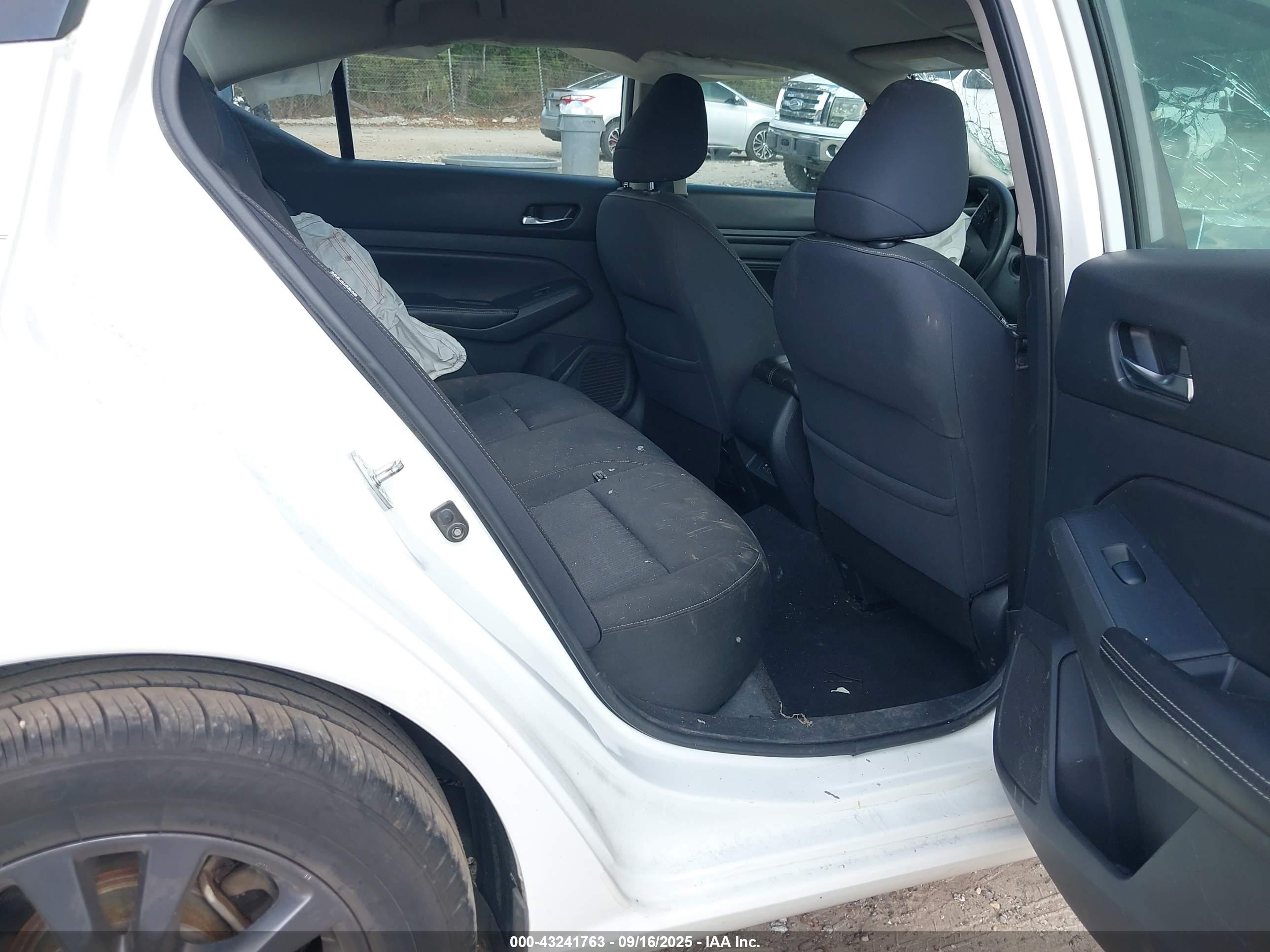 NISSAN ALTIMA image 8