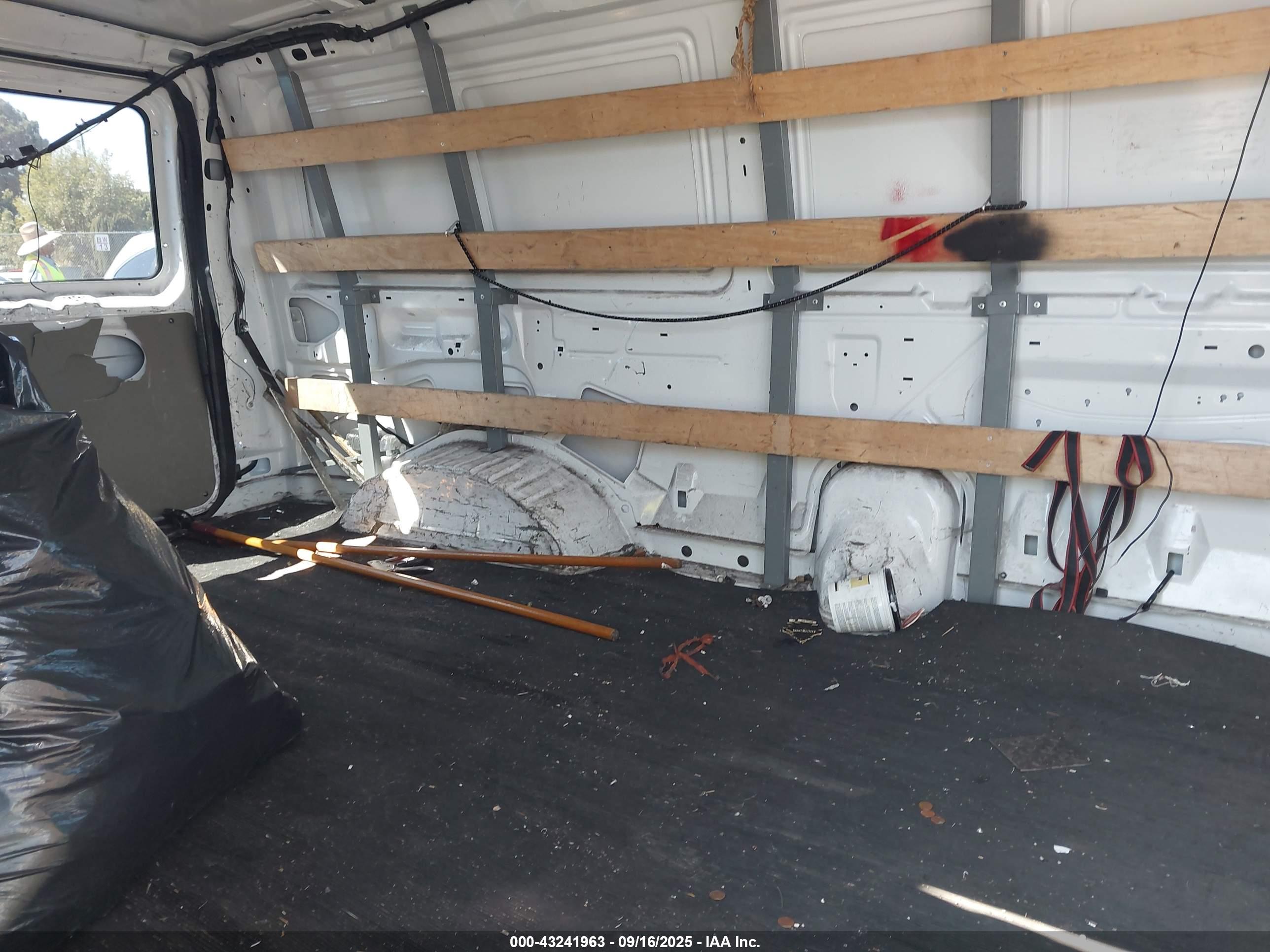 FORD E-250 image 8
