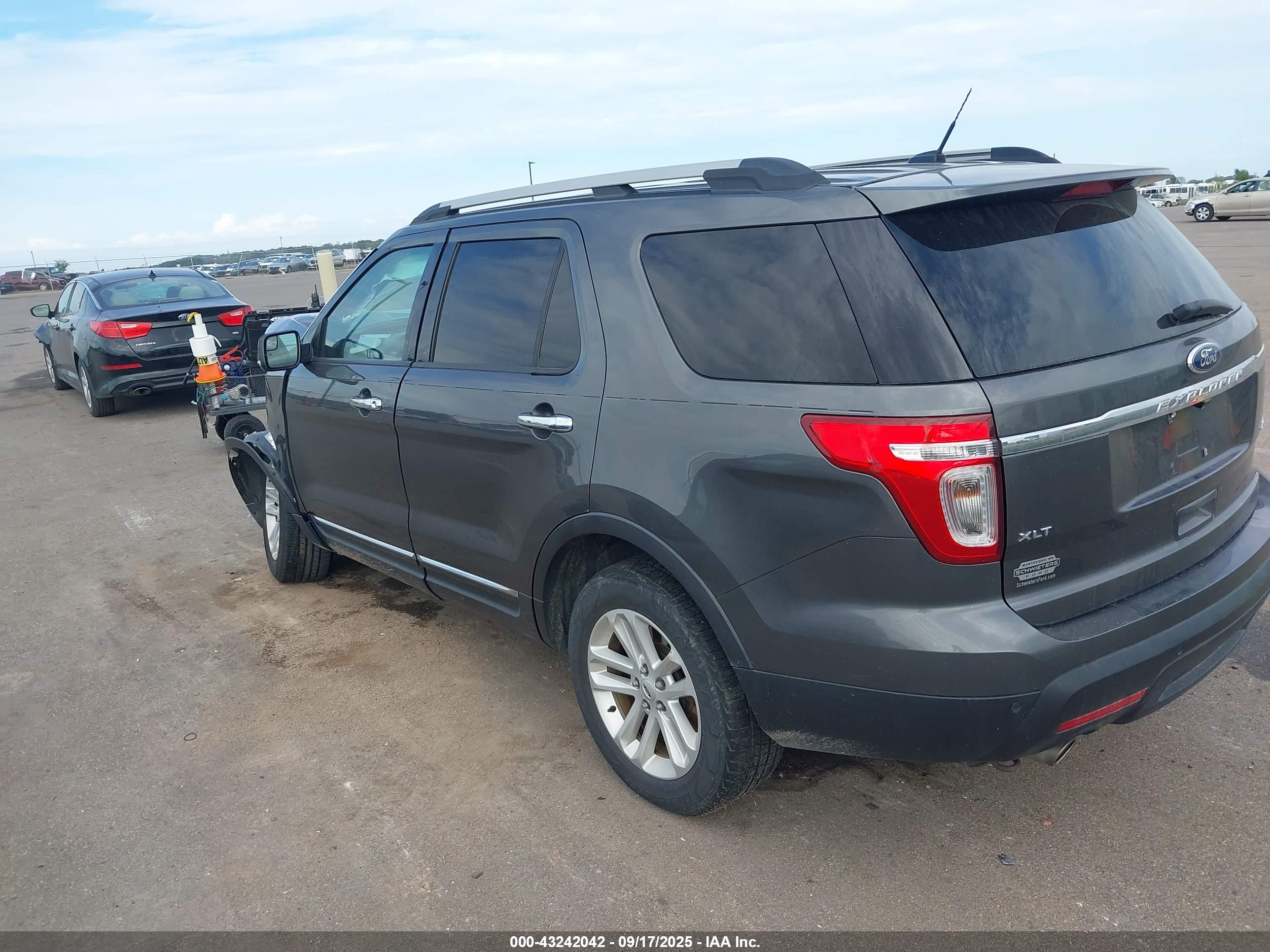 FORD EXPLORER image 3