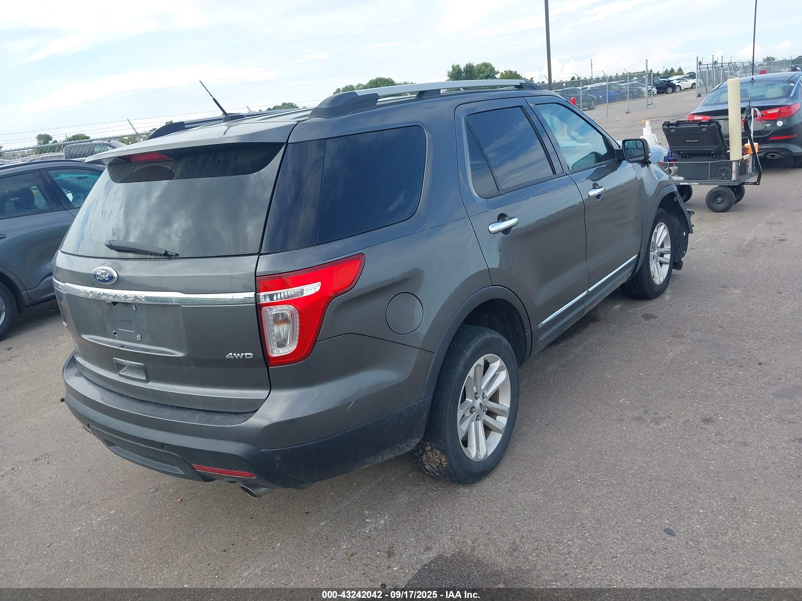 FORD EXPLORER image 4