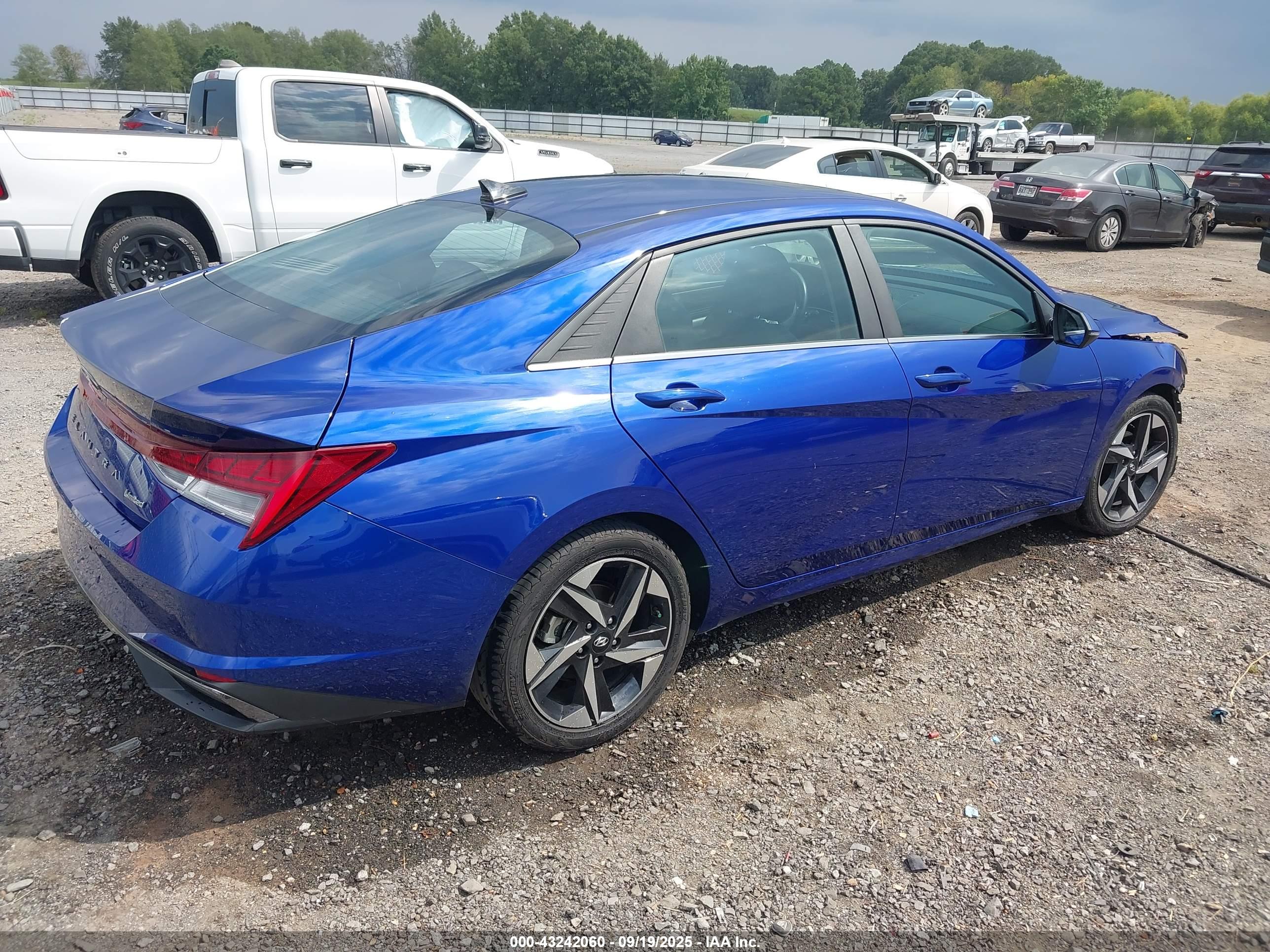 HYUNDAI ELANTRA image 4