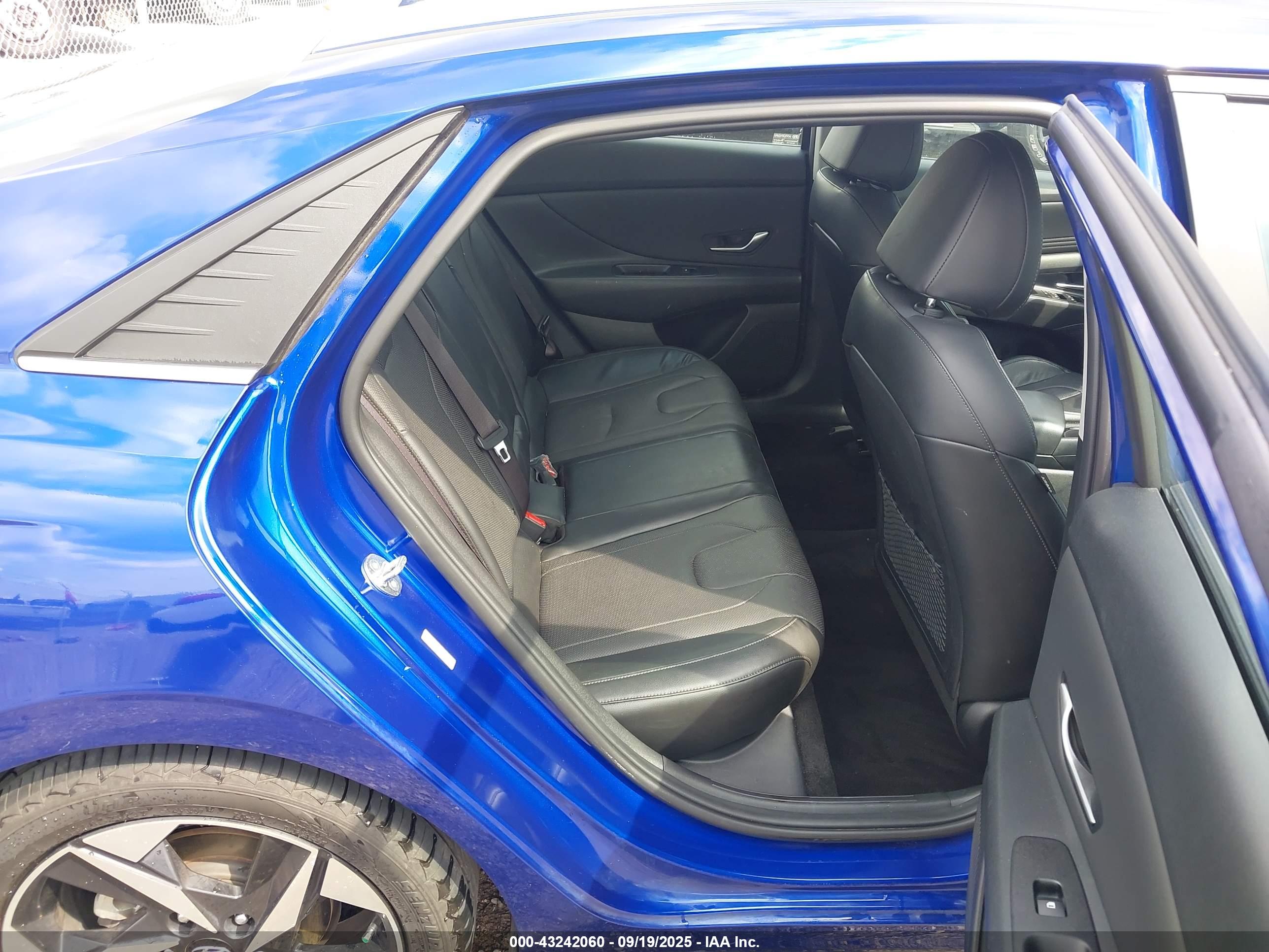 HYUNDAI ELANTRA image 8