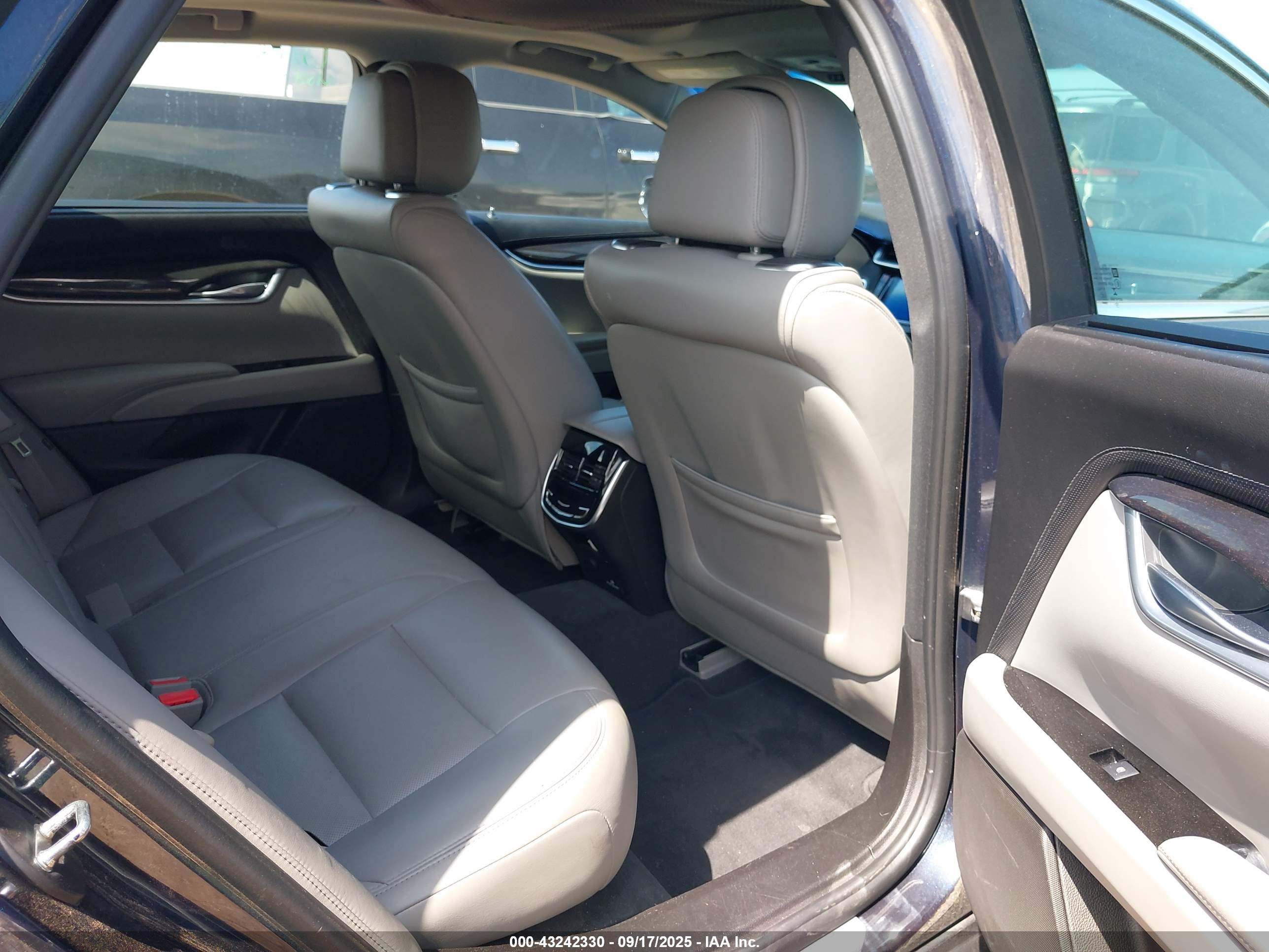 CADILLAC XTS image 8