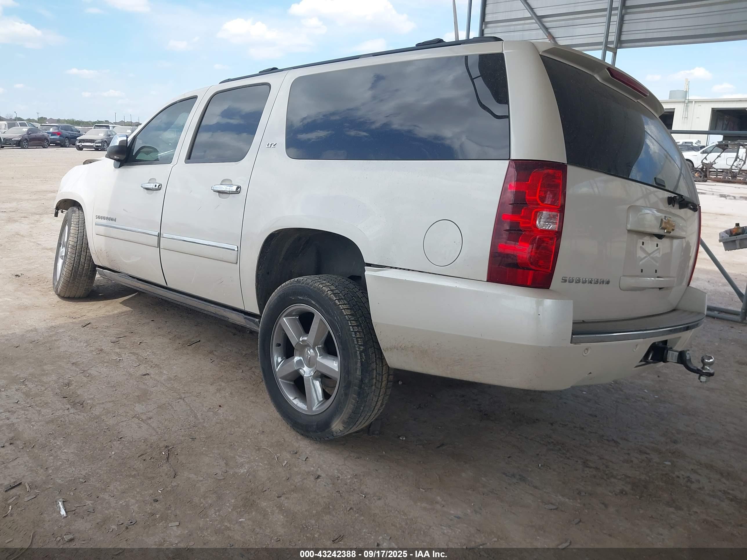 CHEVROLET SUBURBAN image 3