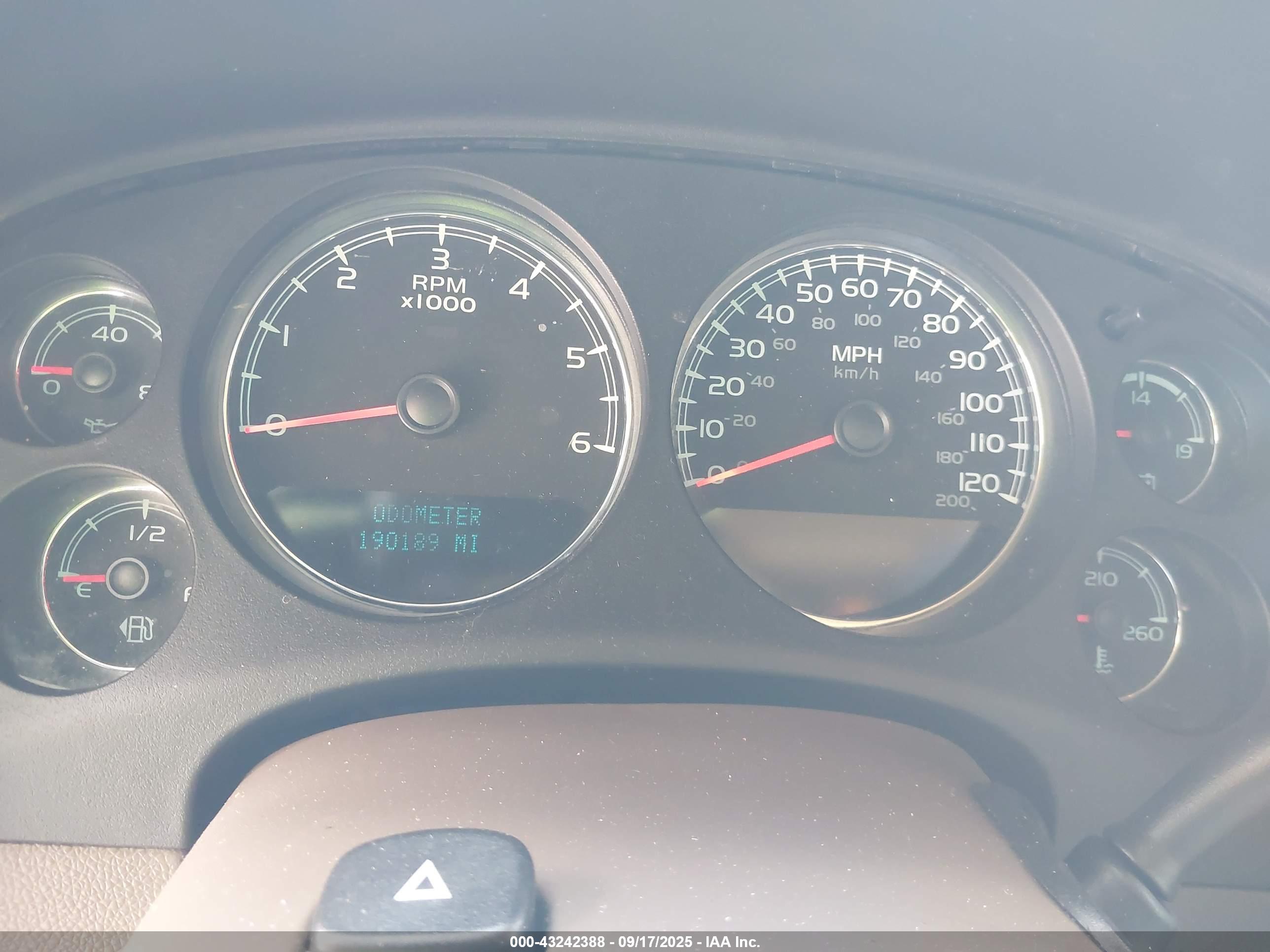 CHEVROLET SUBURBAN image 7