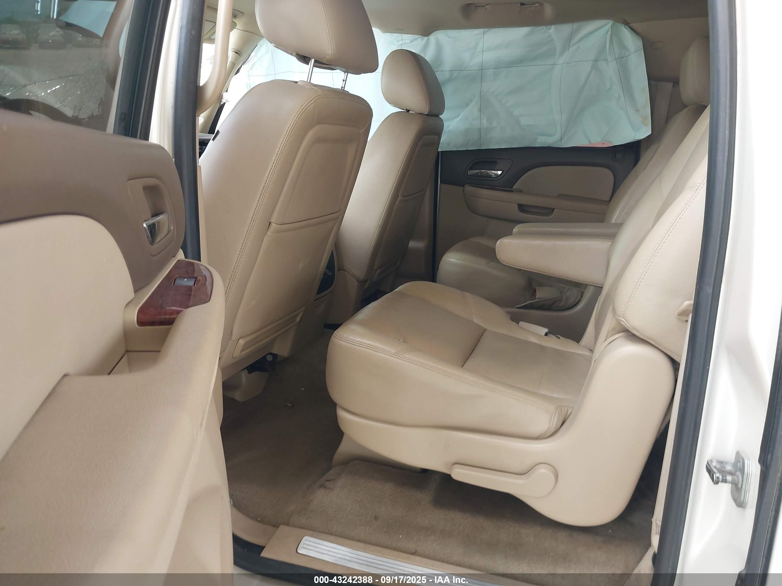 CHEVROLET SUBURBAN image 8