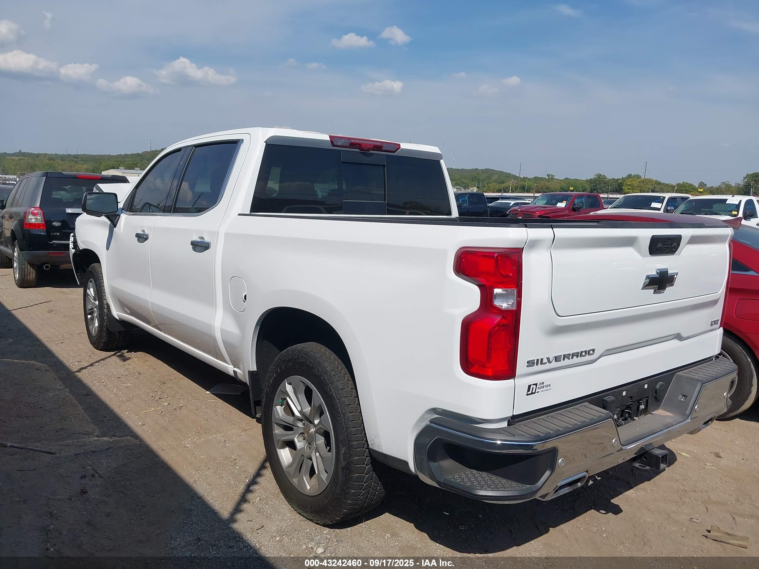 CHEVROLET SILVERADO image 3