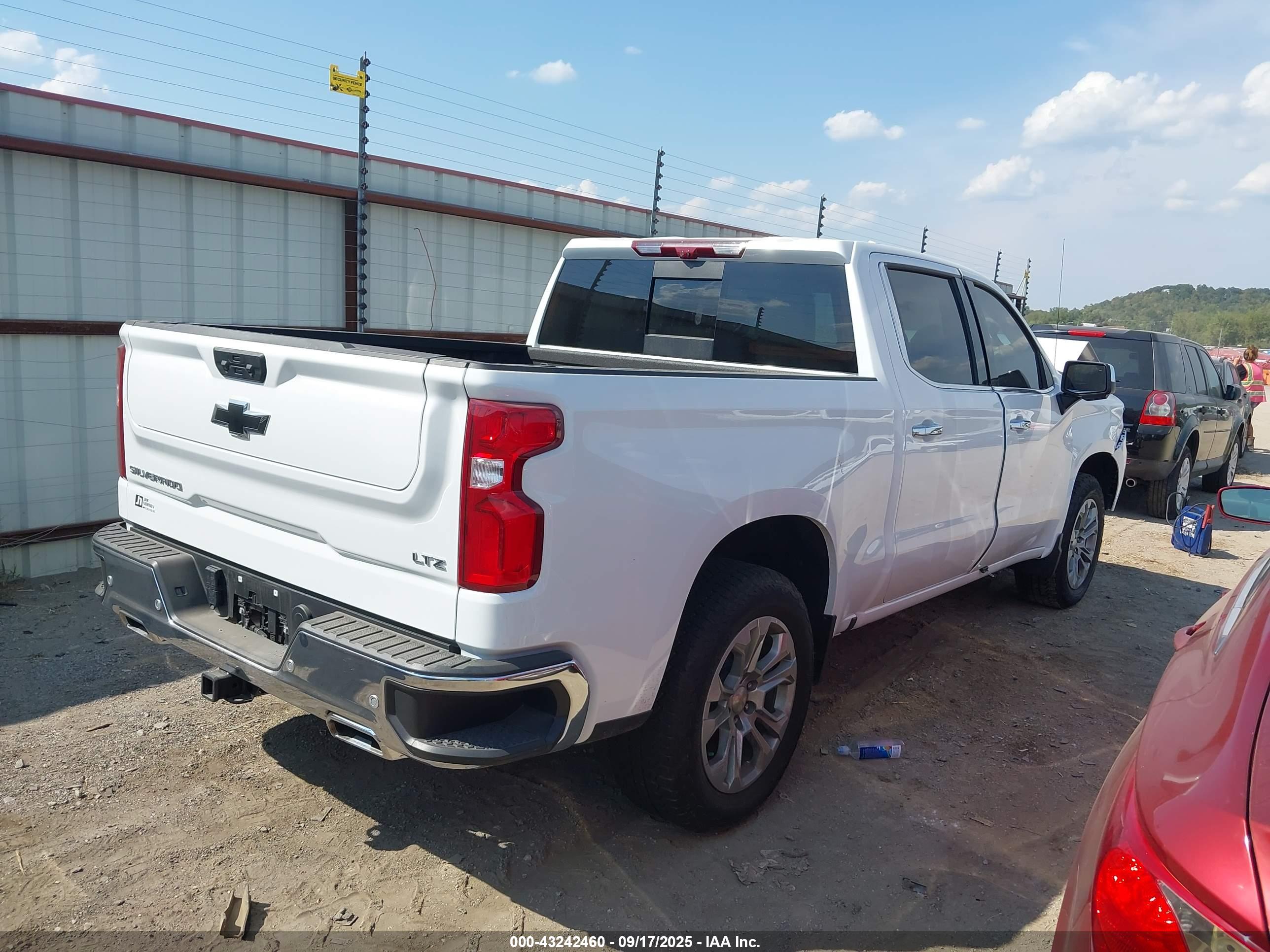 CHEVROLET SILVERADO image 4