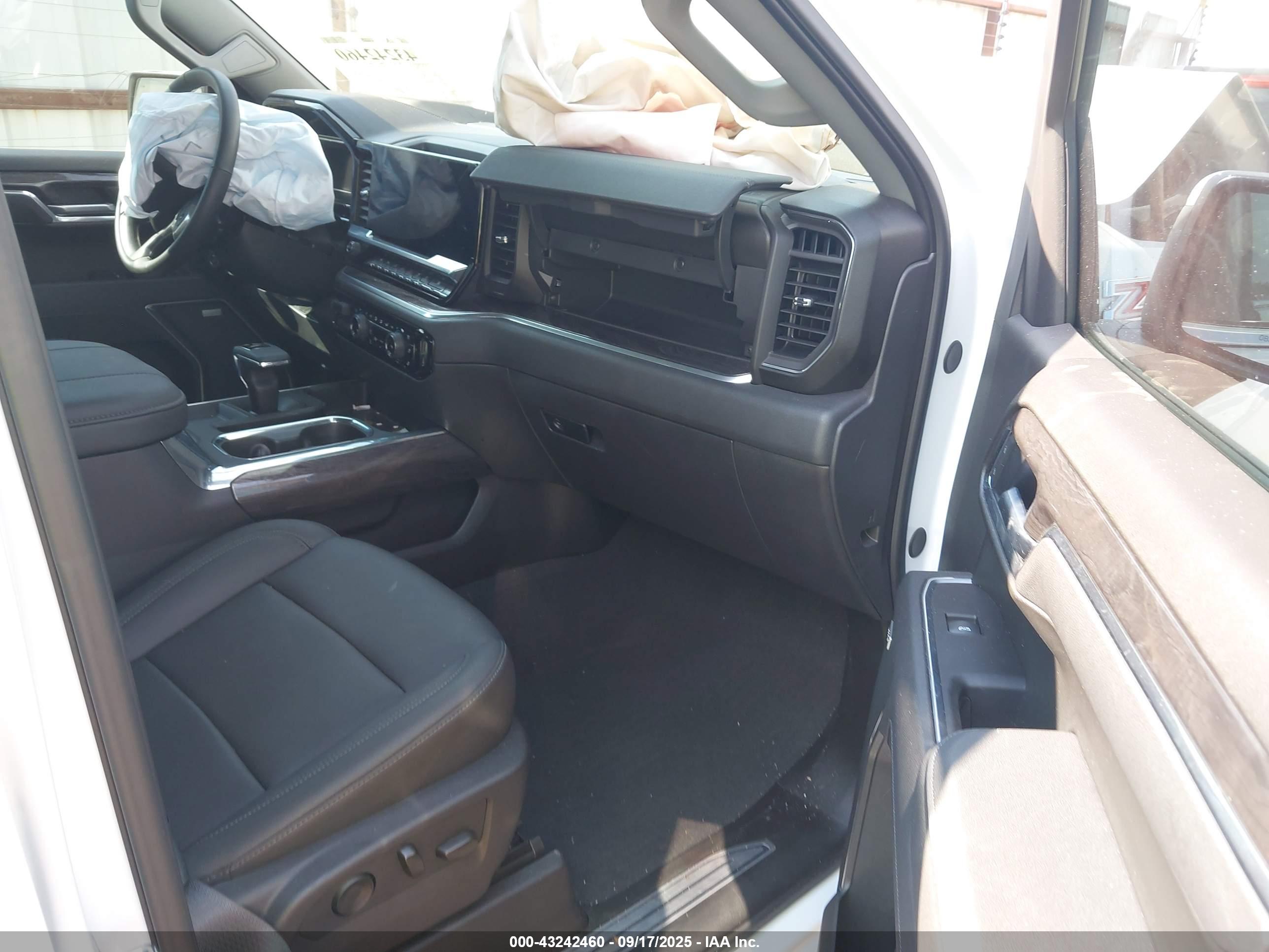 CHEVROLET SILVERADO image 5
