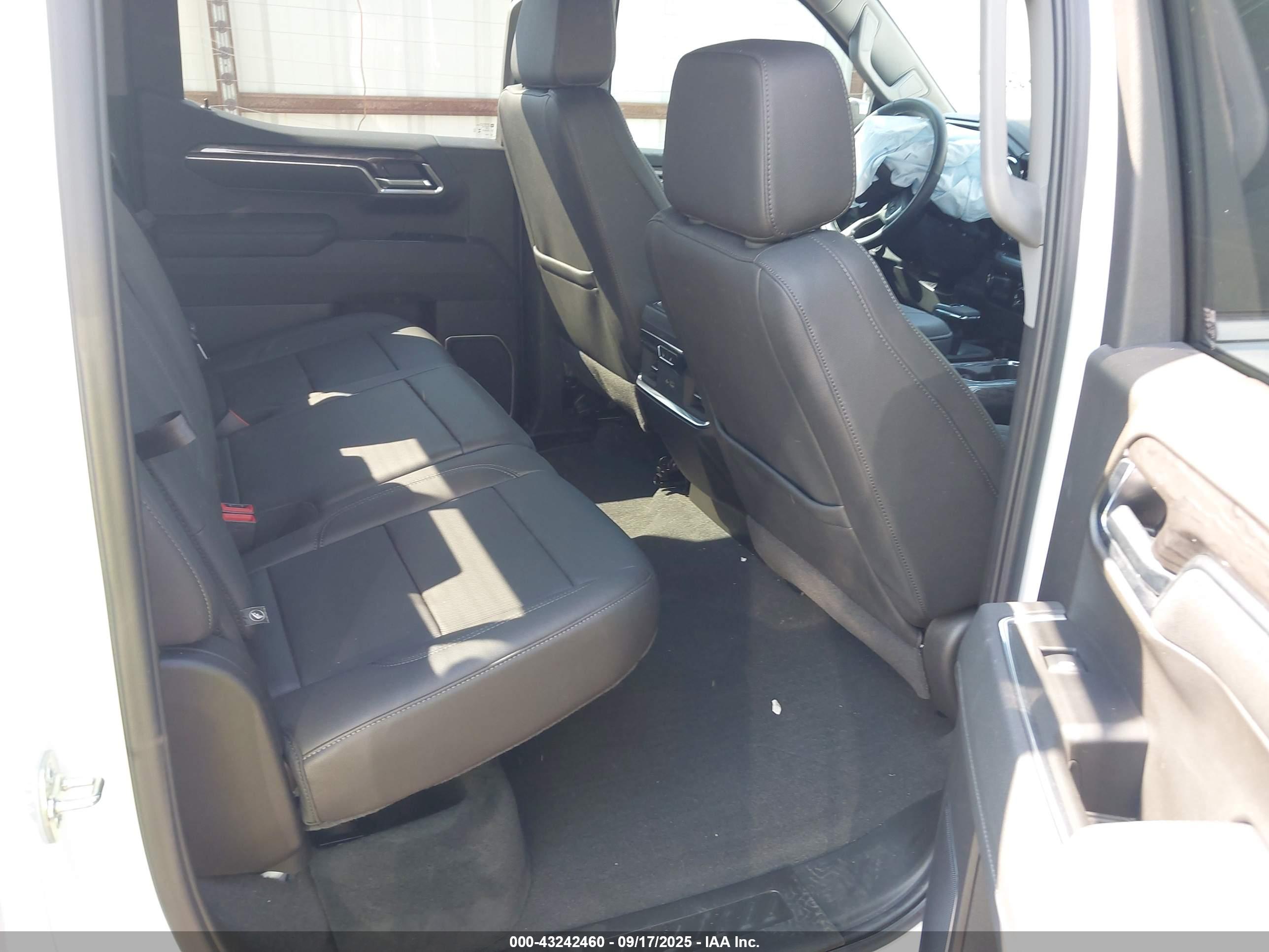 CHEVROLET SILVERADO image 8