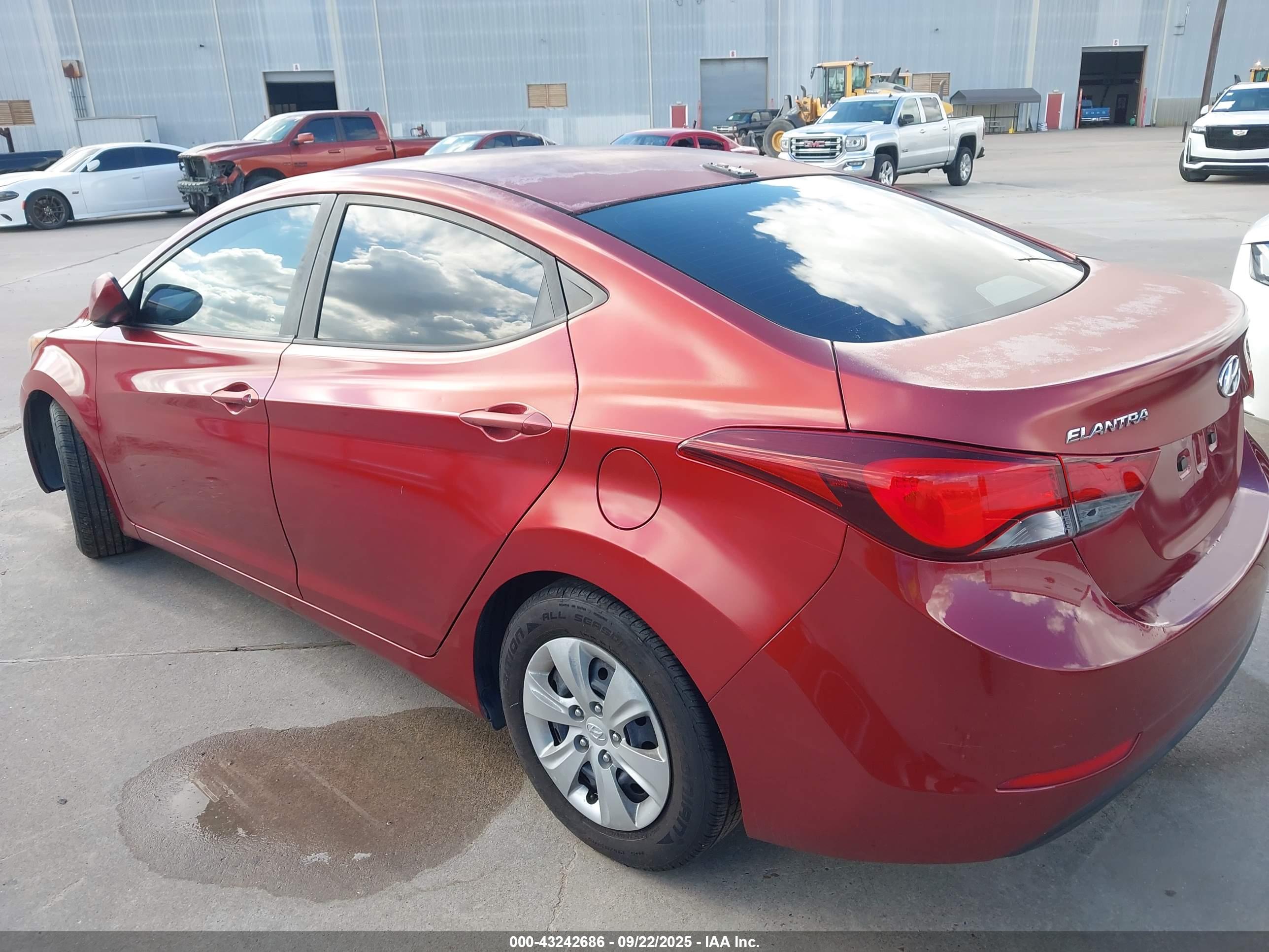 HYUNDAI ELANTRA image 3
