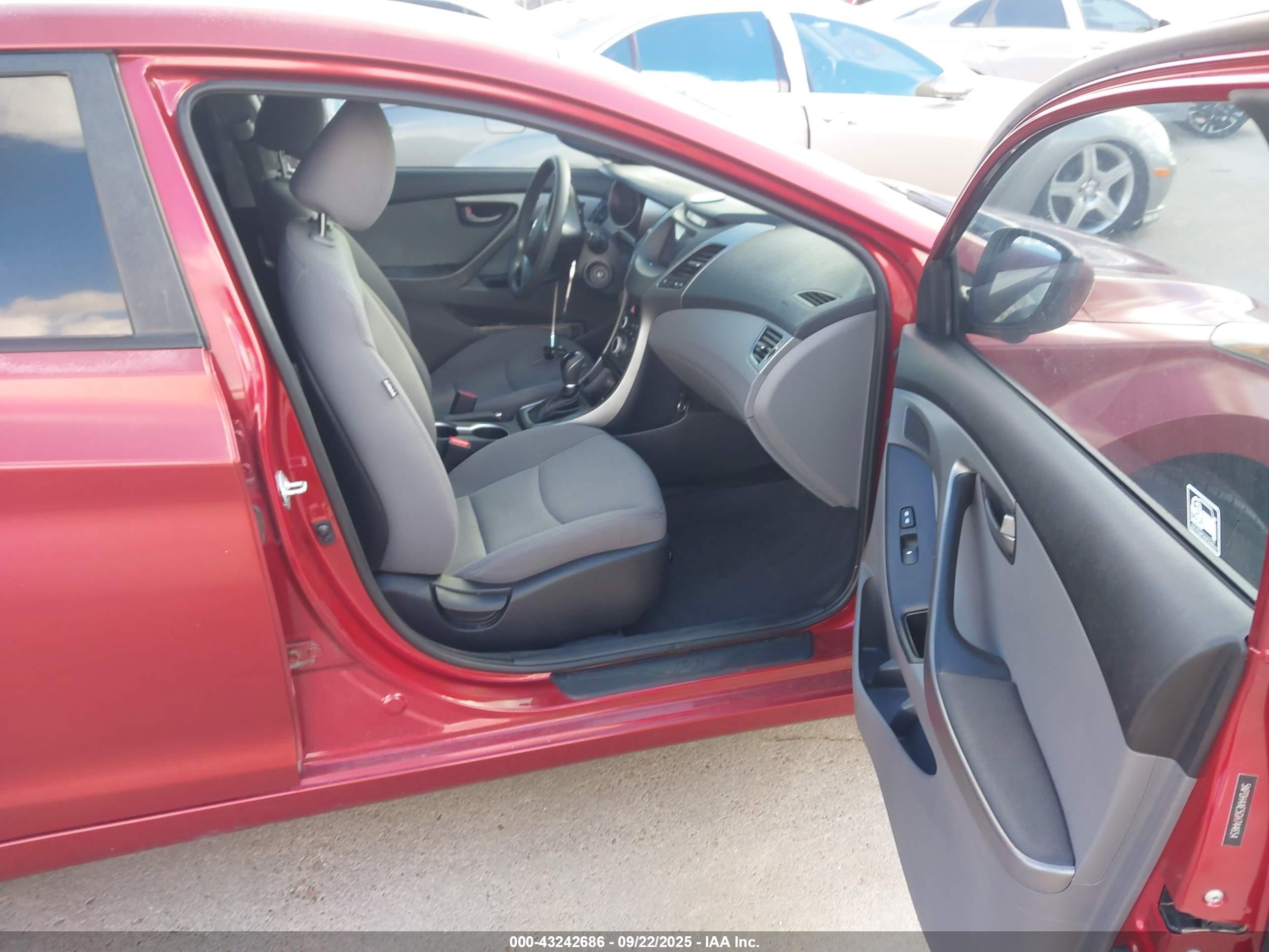 HYUNDAI ELANTRA image 5