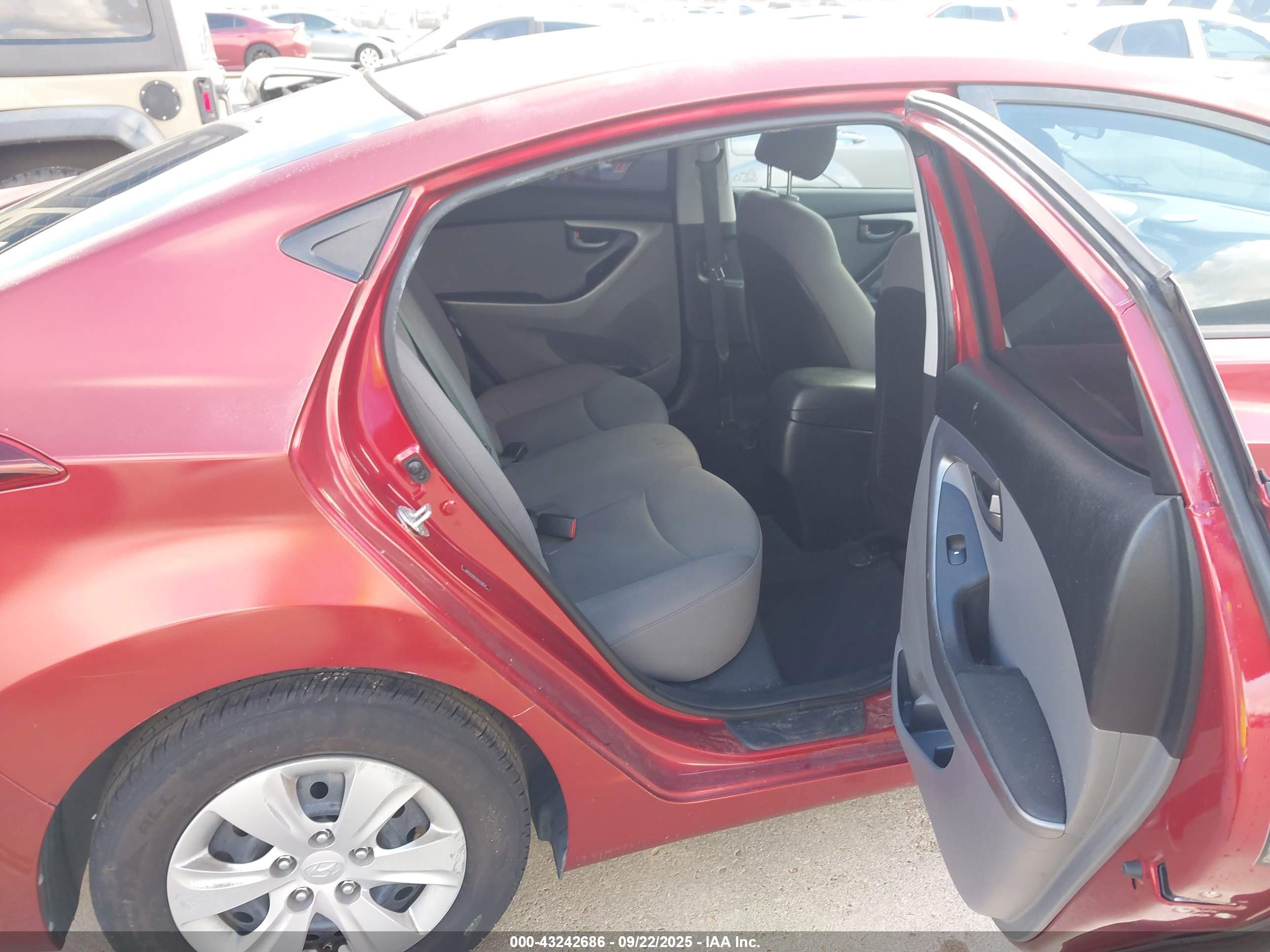 HYUNDAI ELANTRA image 8