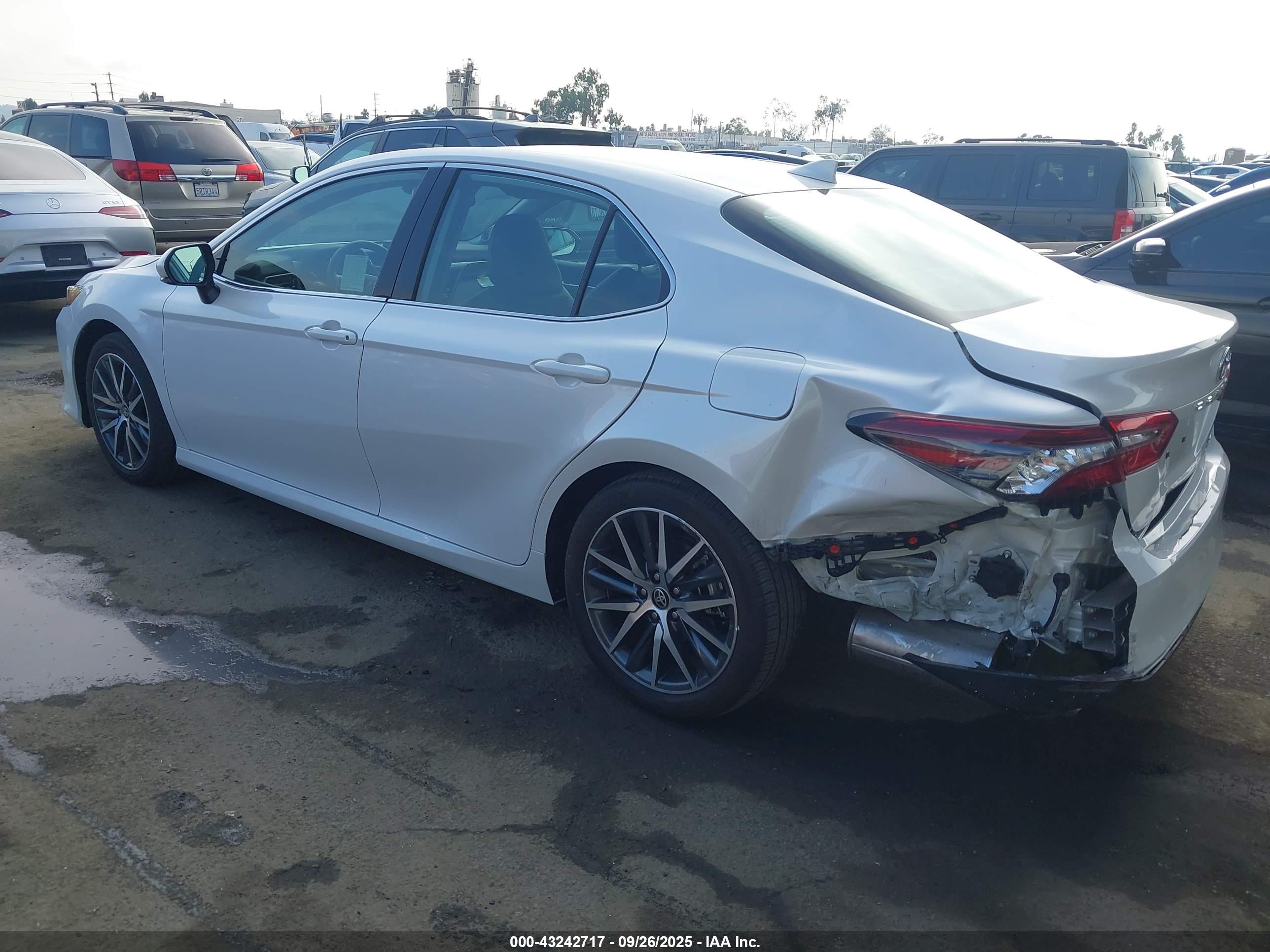 TOYOTA CAMRY image 3