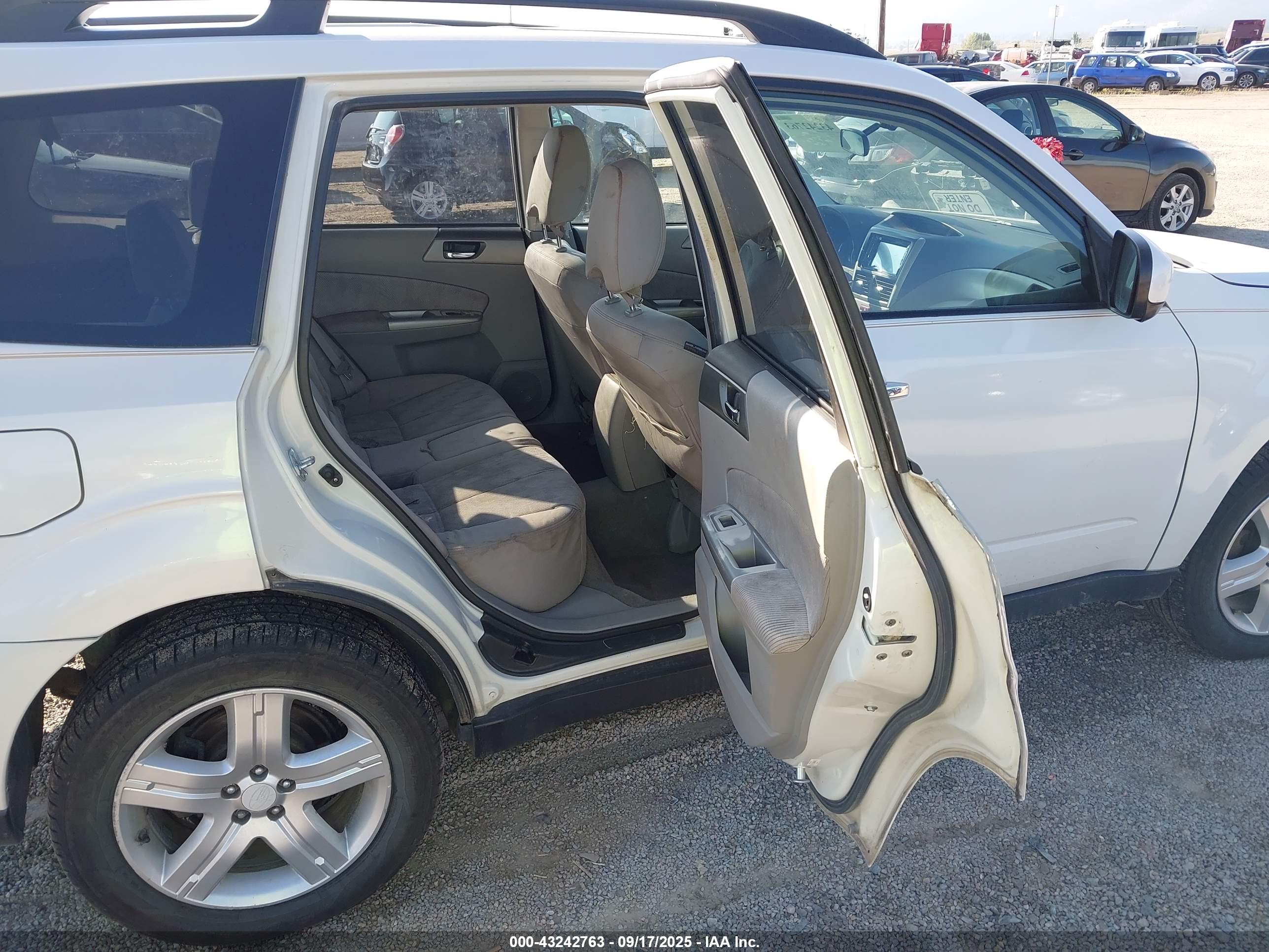 SUBARU FORESTER image 8