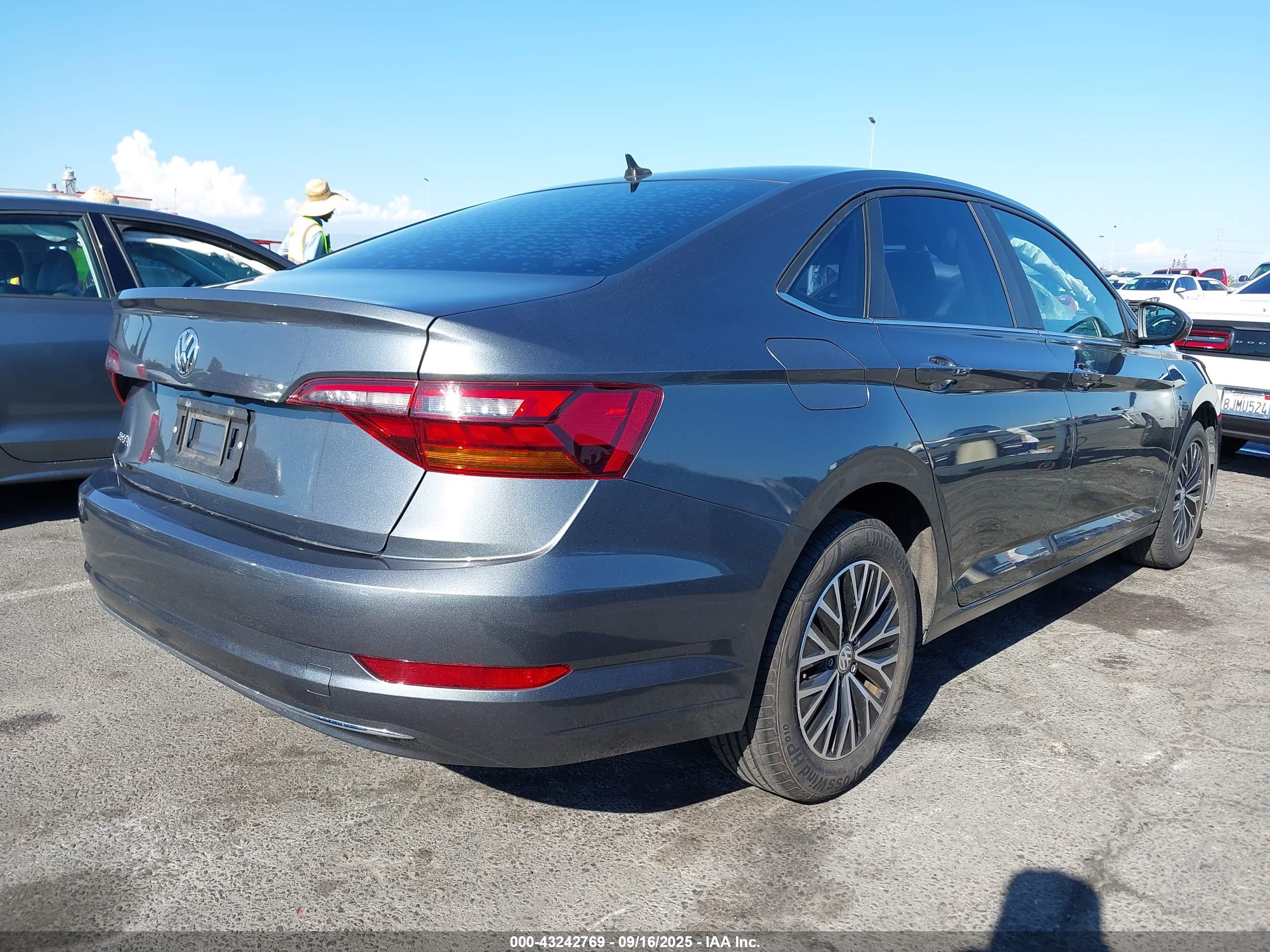 VOLKSWAGEN JETTA image 4