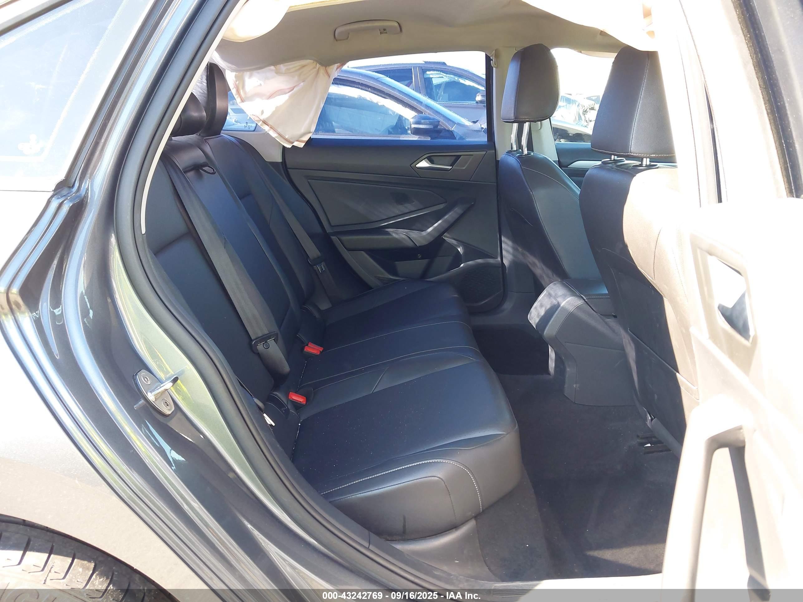 VOLKSWAGEN JETTA image 8