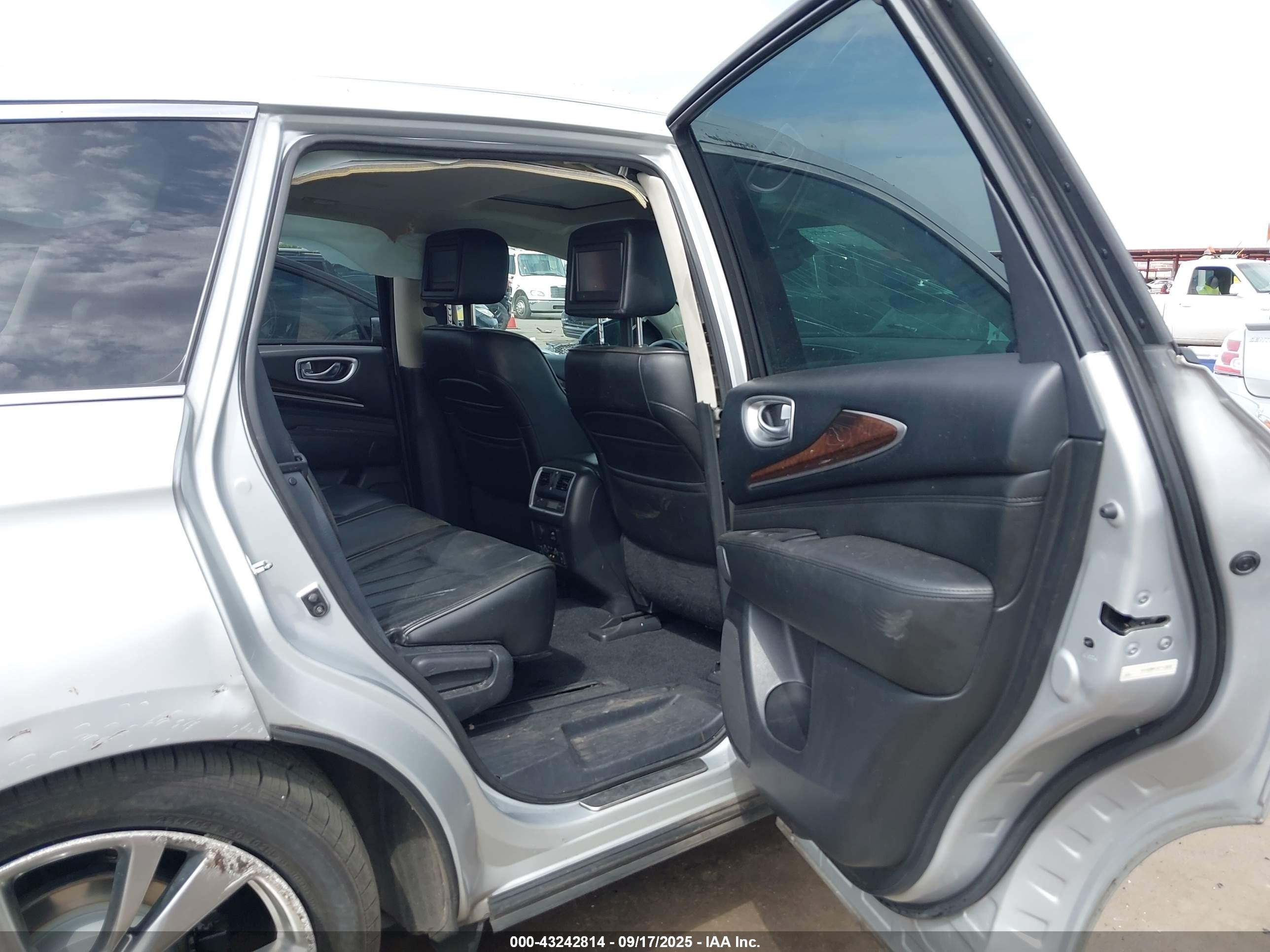 INFINITI JX35 image 8