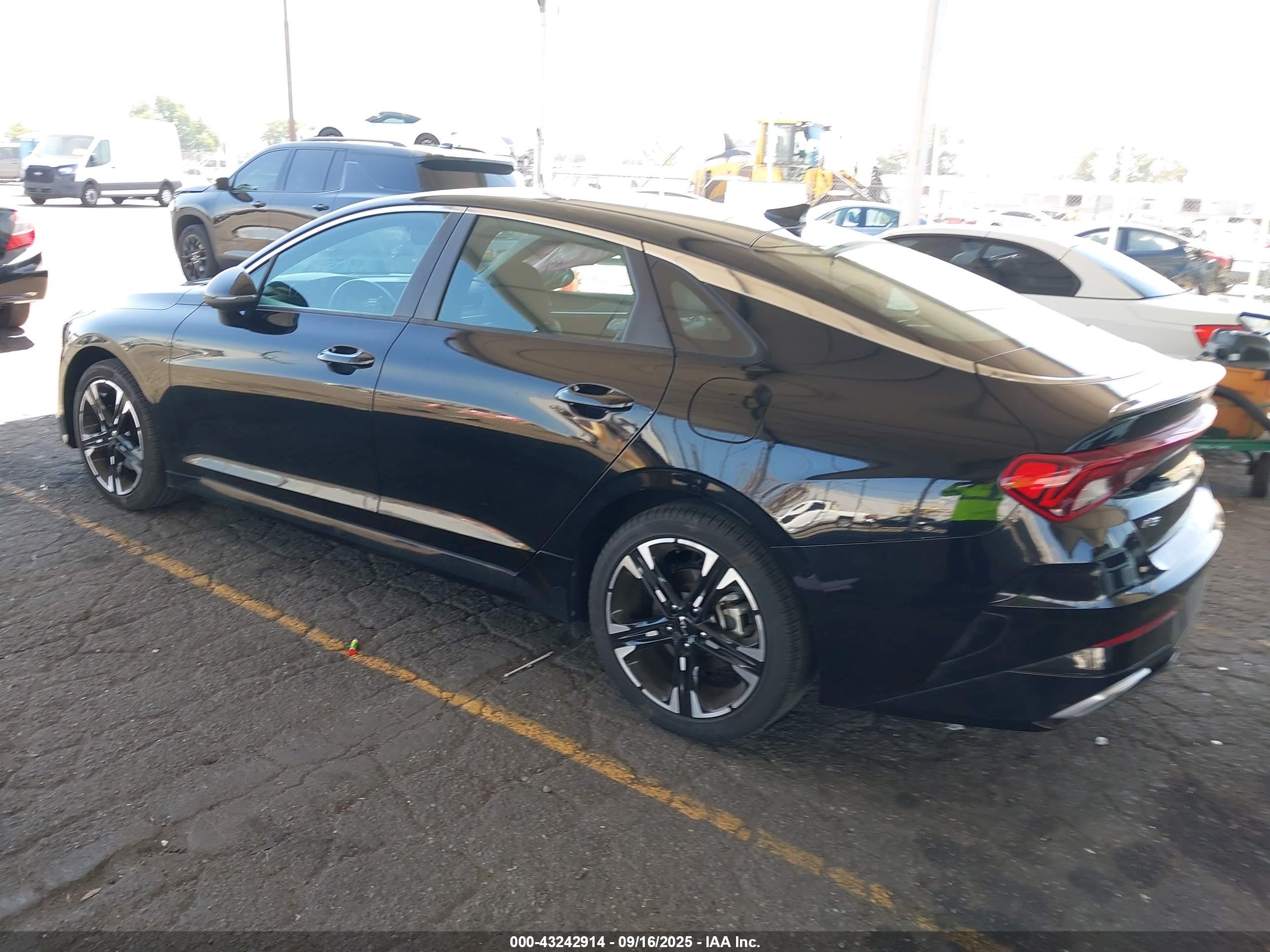 KIA K5 image 3