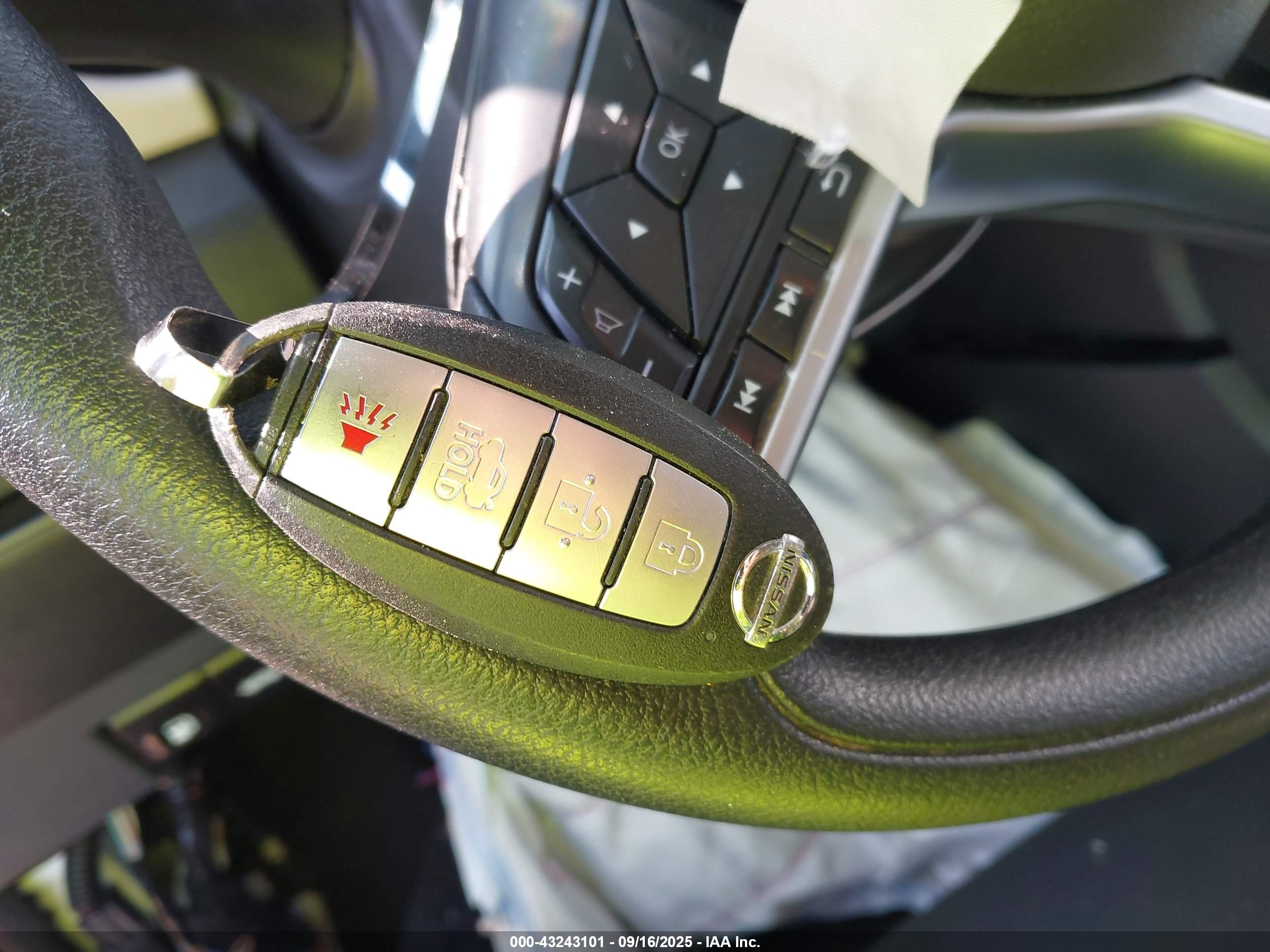 NISSAN VERSA image 11