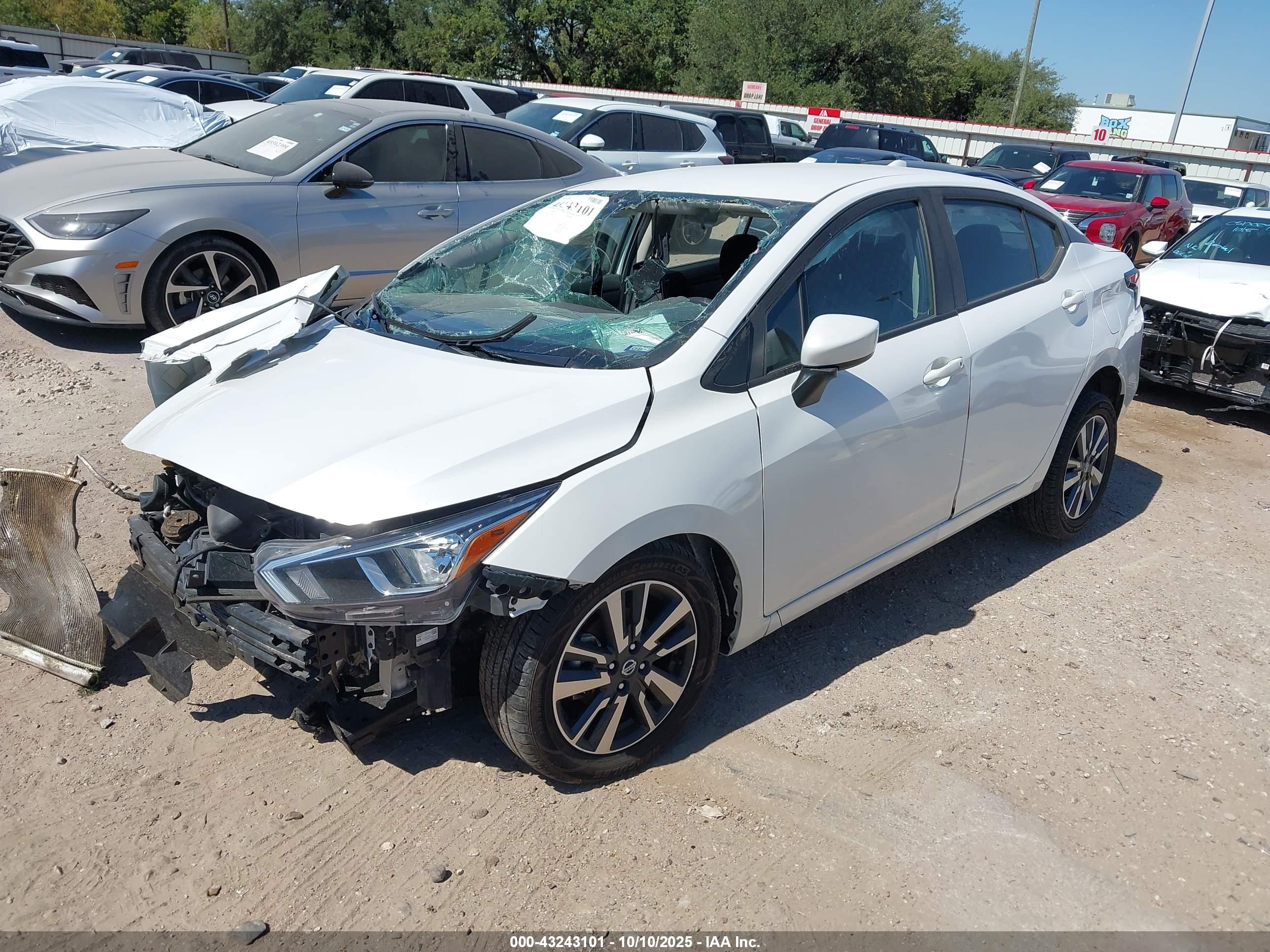 NISSAN VERSA image 2