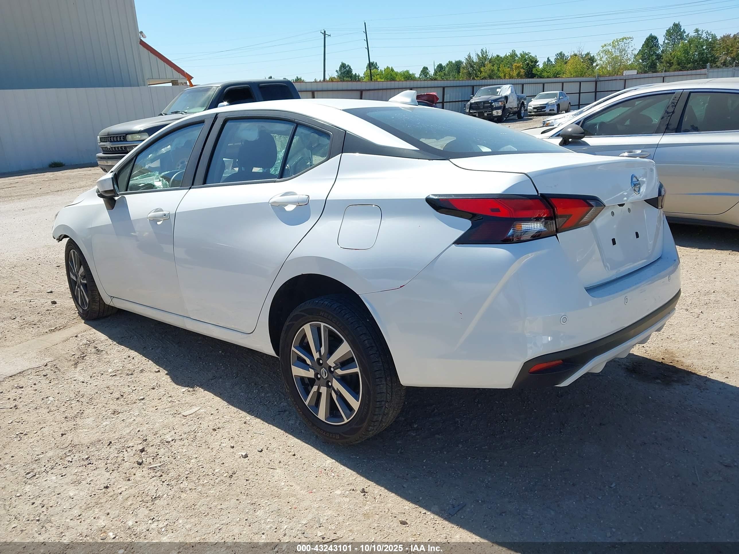 NISSAN VERSA image 3